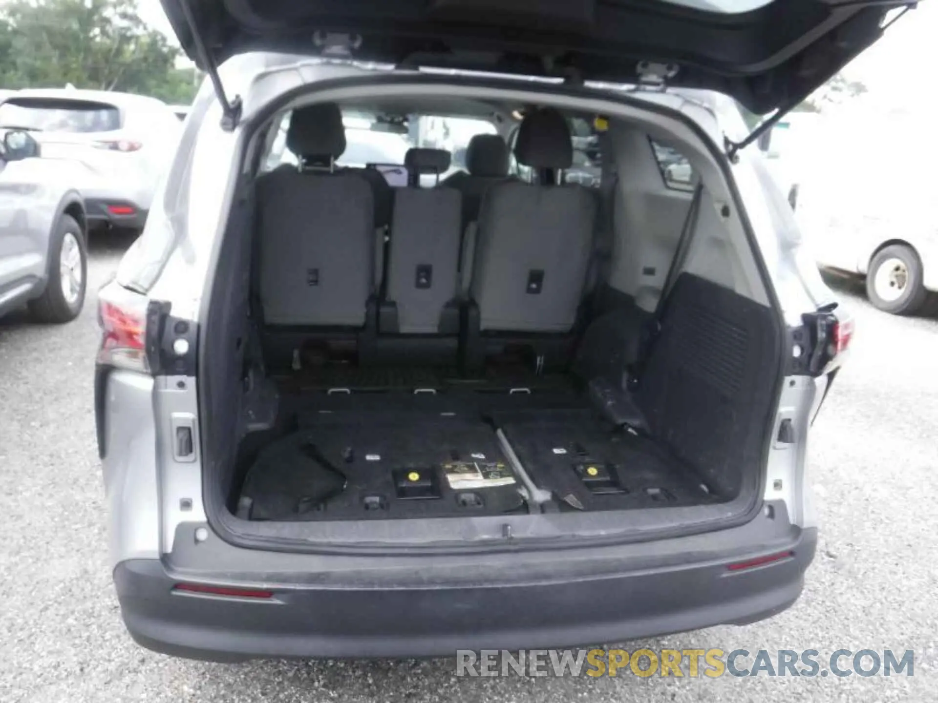 17 Photograph of a damaged car 5TDKSKFC8NS070446 TOYOTA SIENNA 2022