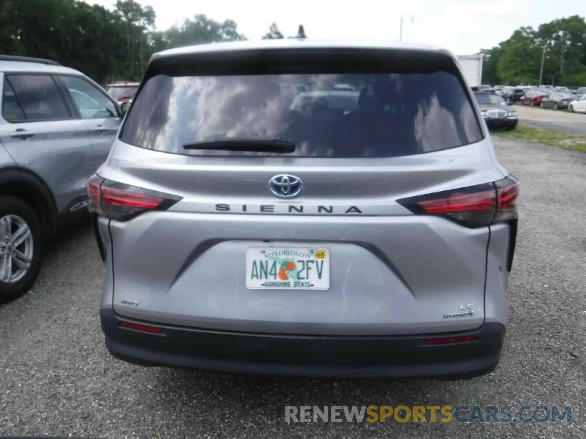 7 Photograph of a damaged car 5TDKSKFC8NS070446 TOYOTA SIENNA 2022