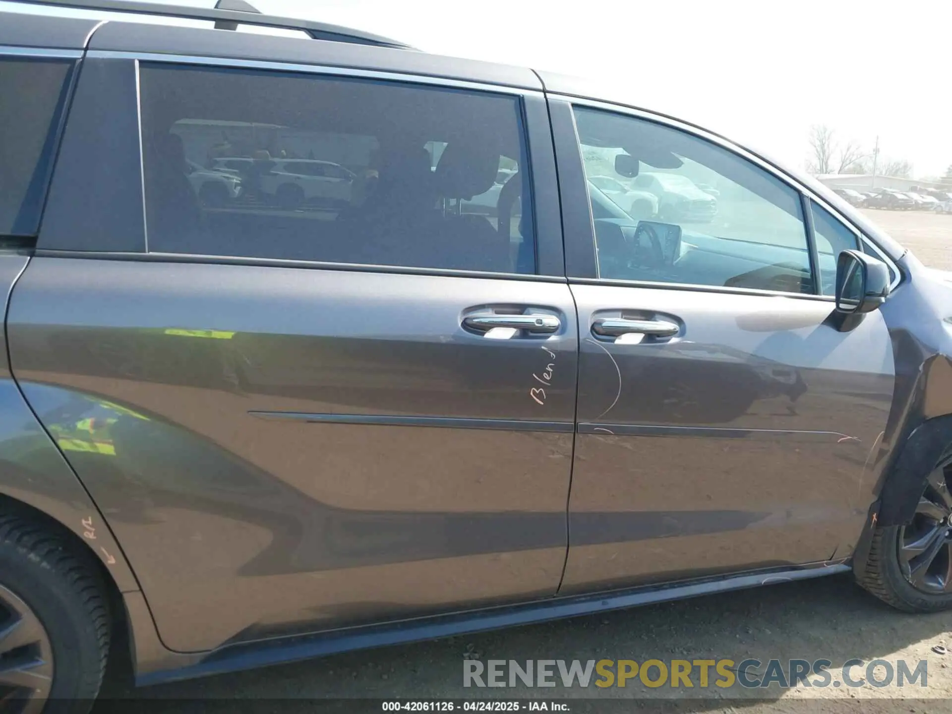 13 Photograph of a damaged car 5TDXRKEC2NS108482 TOYOTA SIENNA 2022