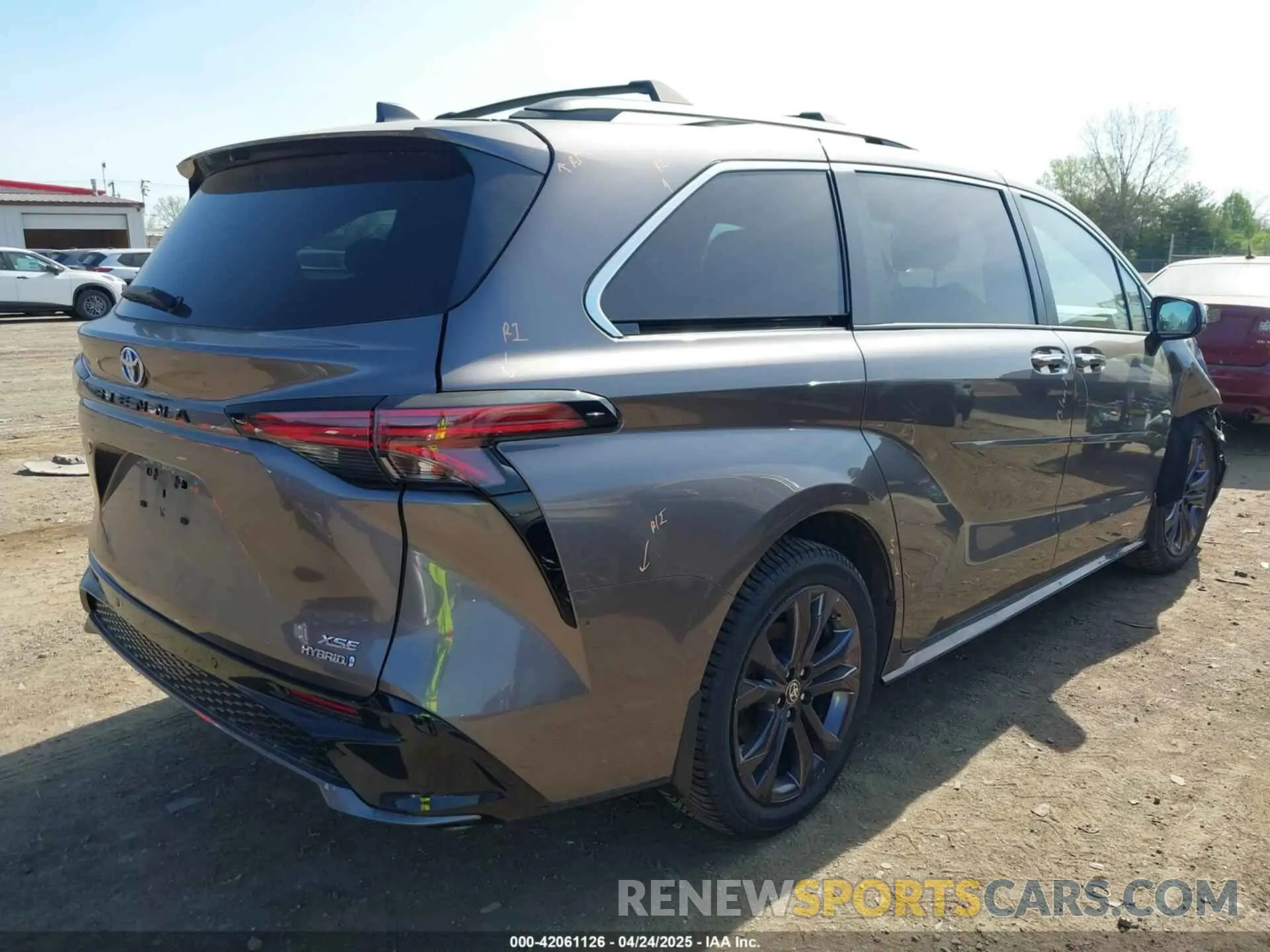 4 Photograph of a damaged car 5TDXRKEC2NS108482 TOYOTA SIENNA 2022