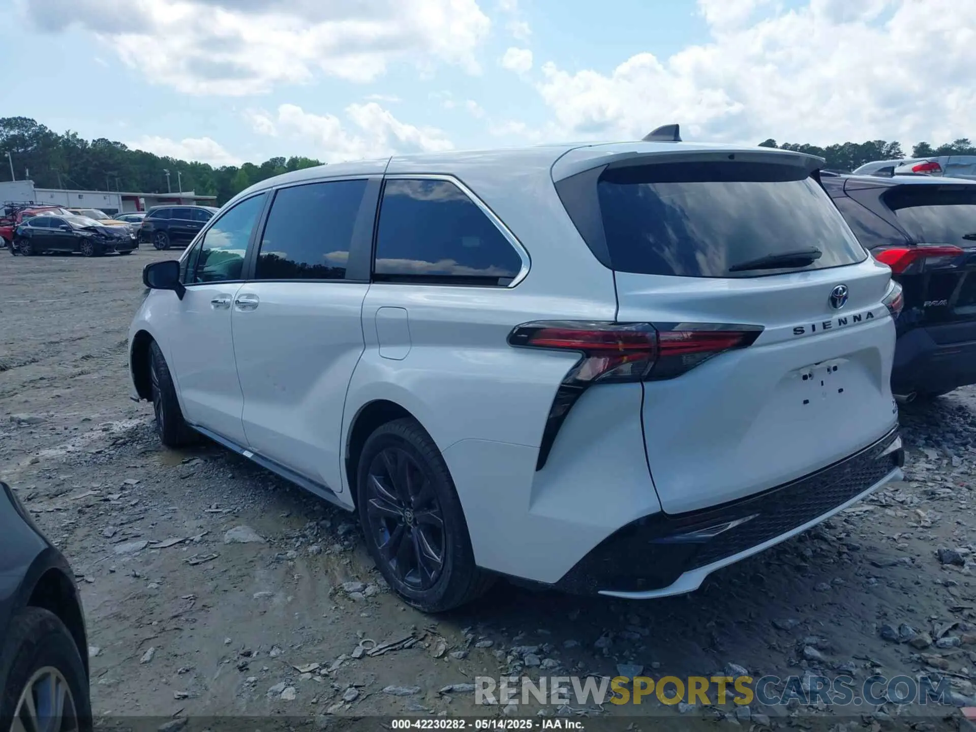 14 Photograph of a damaged car 5TDXRKEC8NS102962 TOYOTA SIENNA 2022
