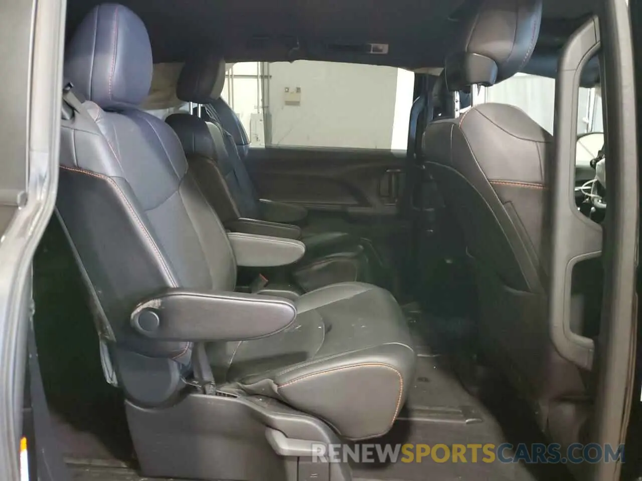 11 Photograph of a damaged car 5TDXSKFCXNS071524 TOYOTA SIENNA 2022