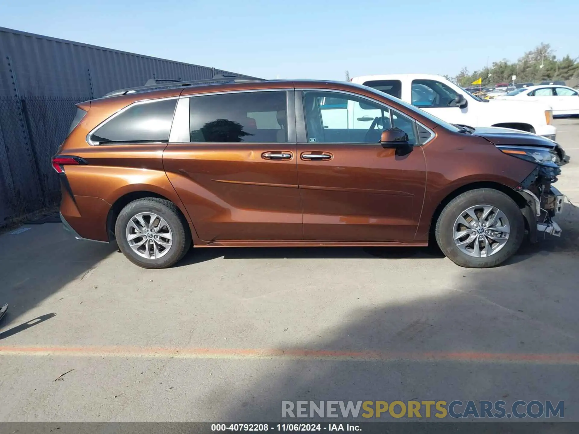14 Photograph of a damaged car 5TDYRKEC1NS081585 TOYOTA SIENNA 2022