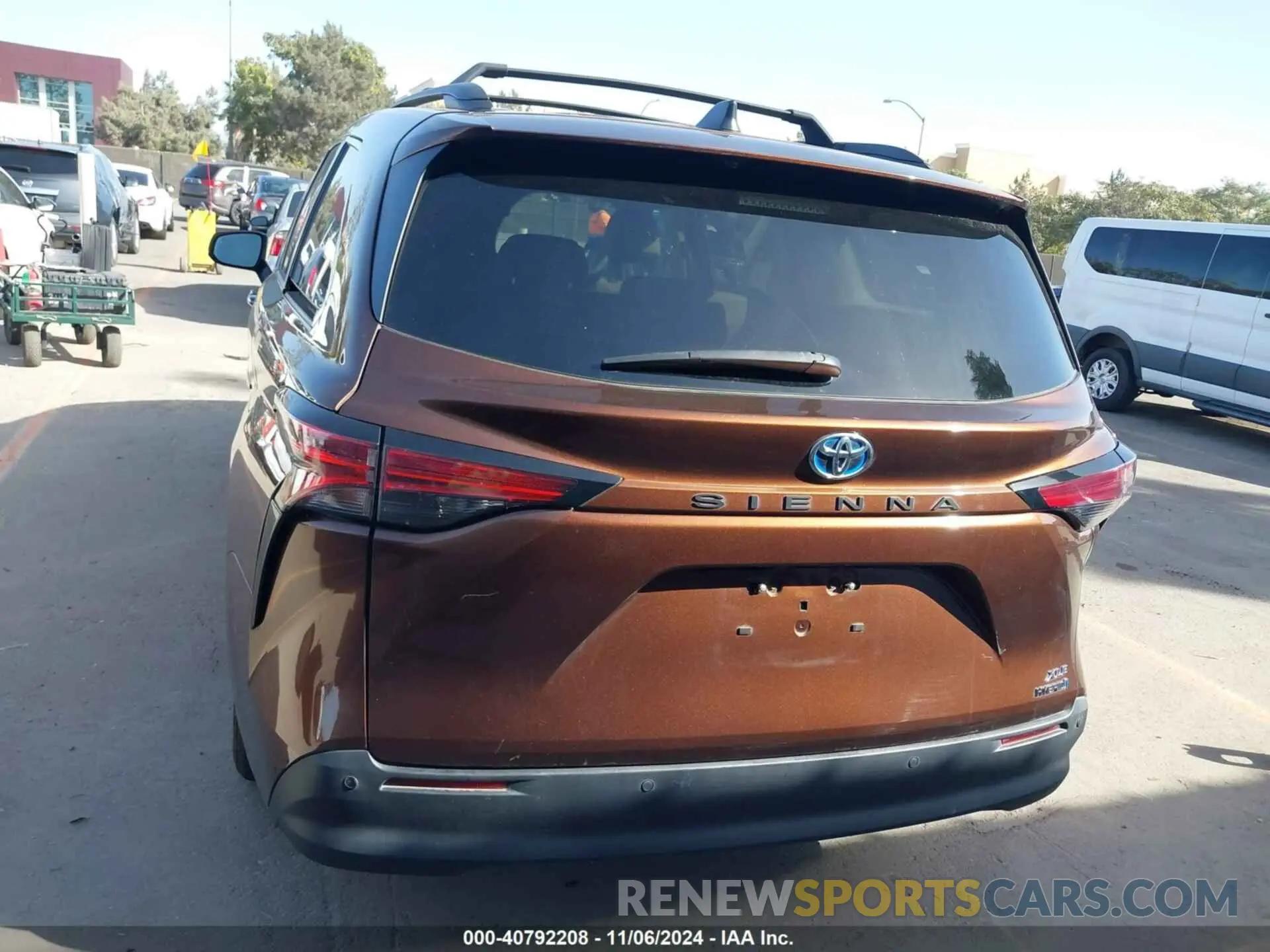 17 Photograph of a damaged car 5TDYRKEC1NS081585 TOYOTA SIENNA 2022