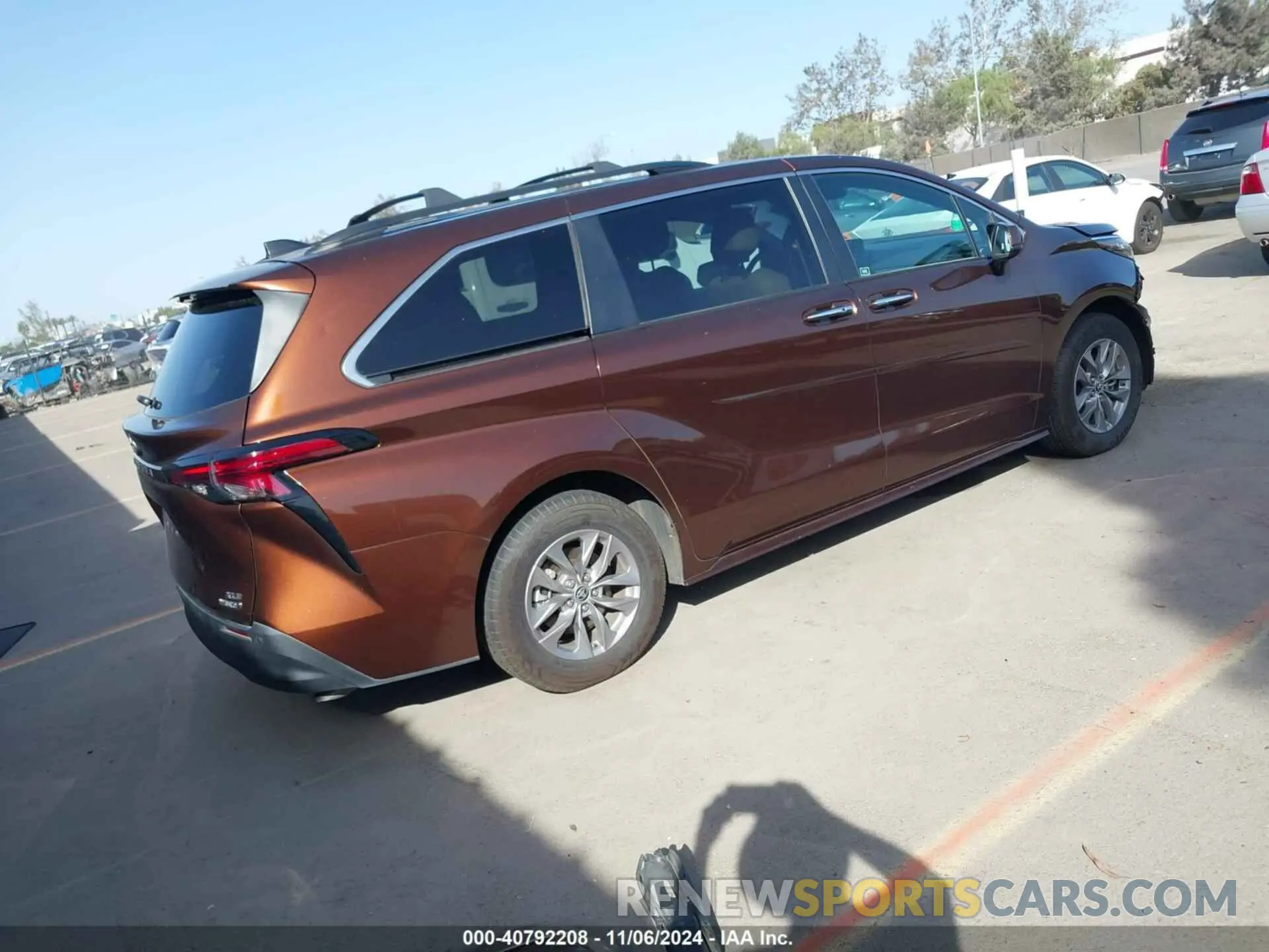 4 Photograph of a damaged car 5TDYRKEC1NS081585 TOYOTA SIENNA 2022