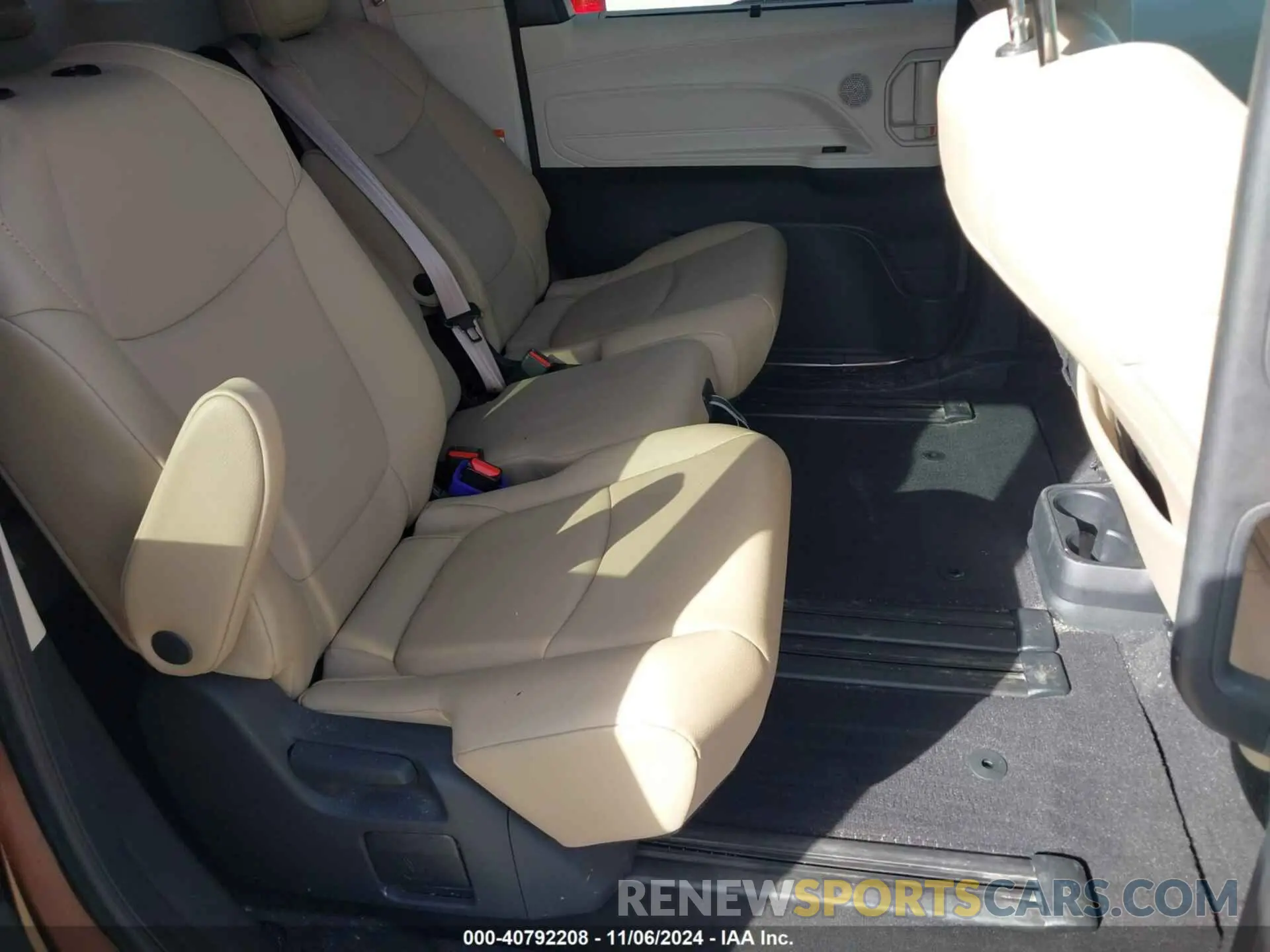 8 Photograph of a damaged car 5TDYRKEC1NS081585 TOYOTA SIENNA 2022