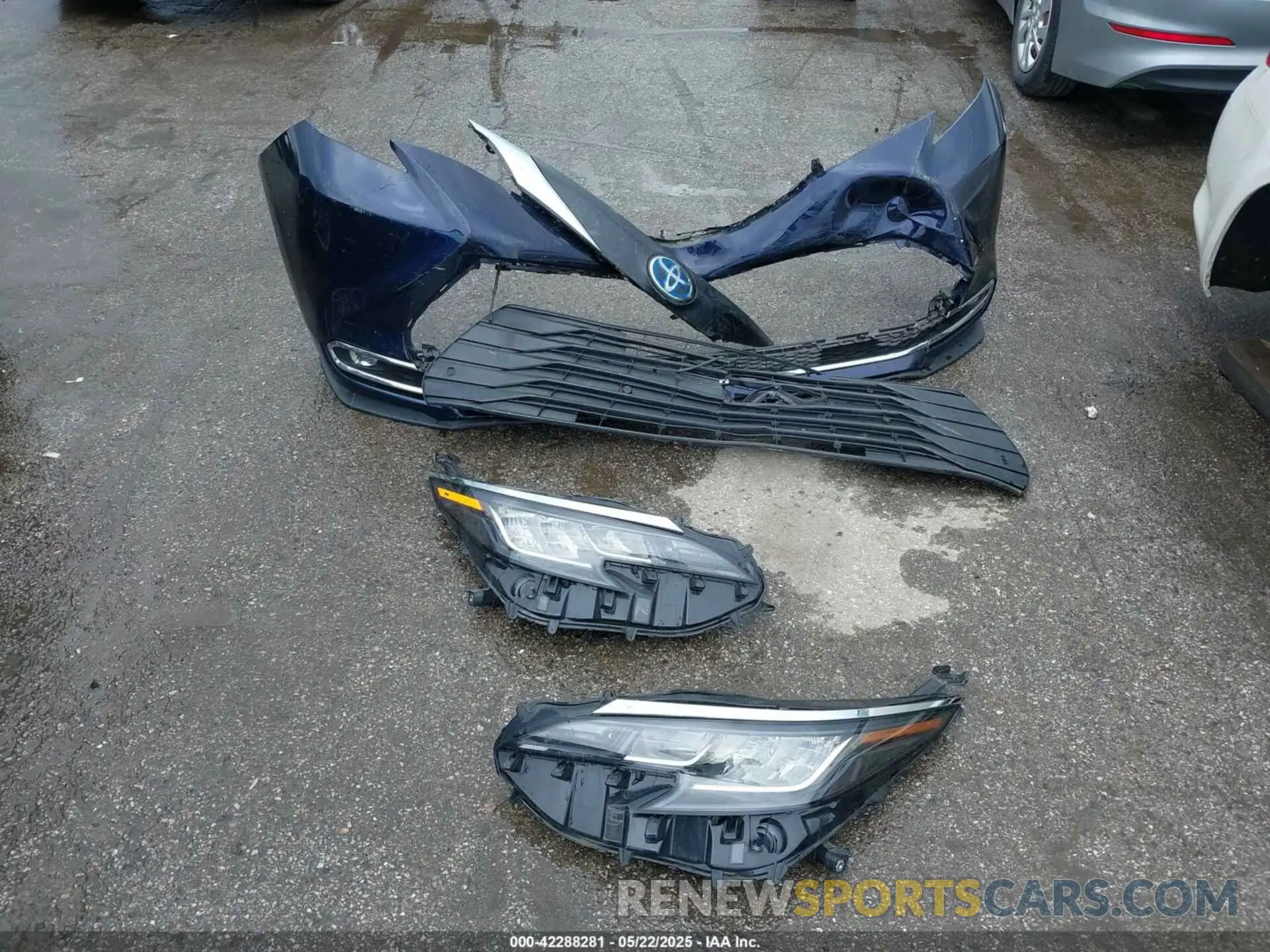 12 Photograph of a damaged car 5TDYRKEC1NS125083 TOYOTA SIENNA 2022