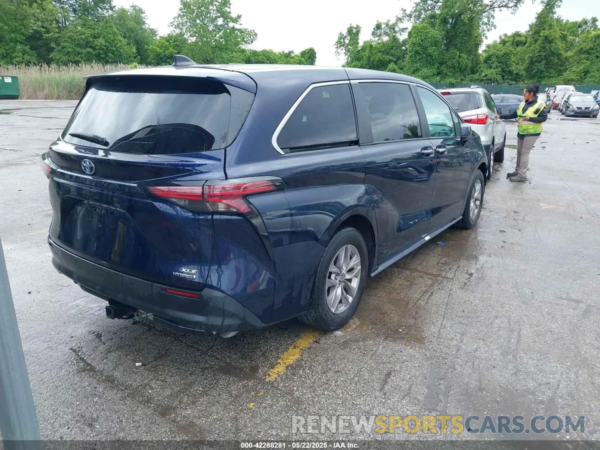 4 Photograph of a damaged car 5TDYRKEC1NS125083 TOYOTA SIENNA 2022