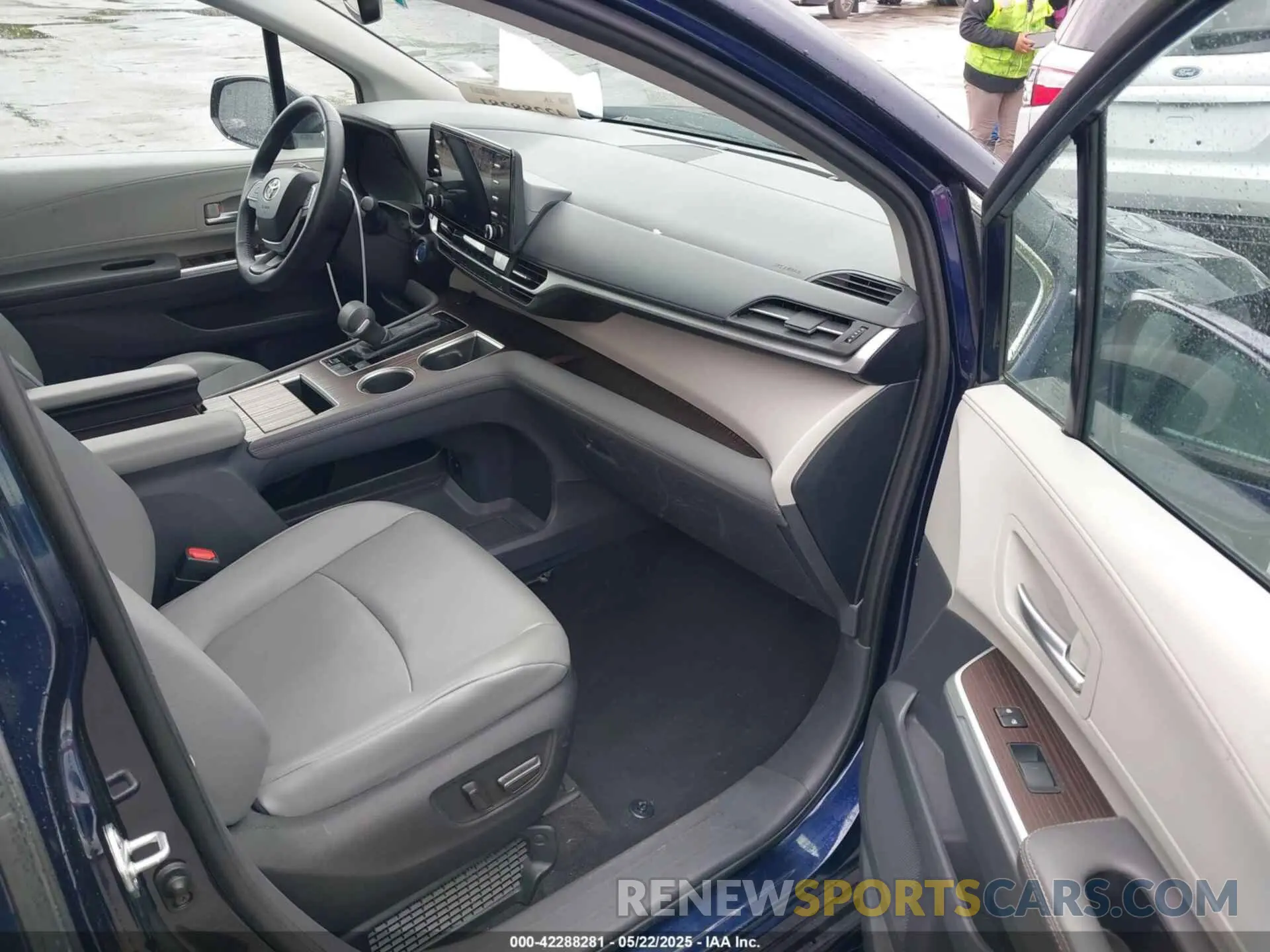 5 Photograph of a damaged car 5TDYRKEC1NS125083 TOYOTA SIENNA 2022