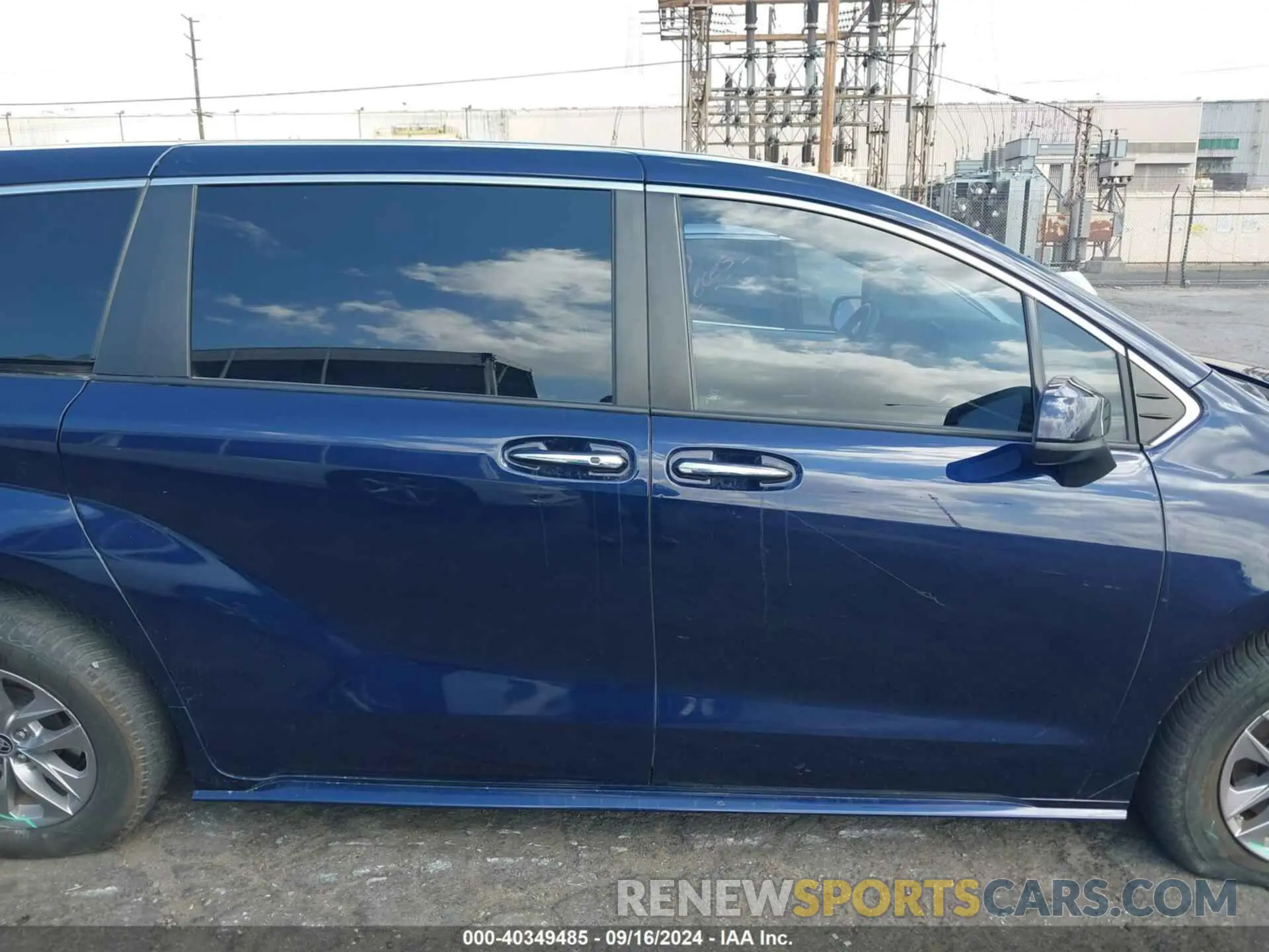 14 Photograph of a damaged car 5TDYRKEC2NS121155 TOYOTA SIENNA 2022