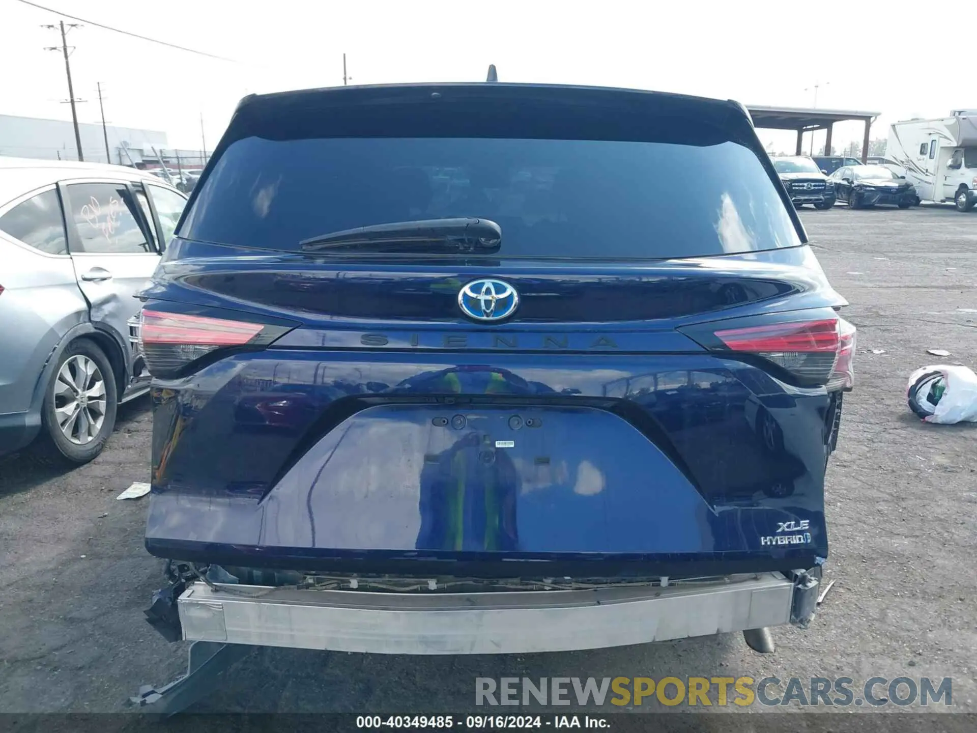 17 Photograph of a damaged car 5TDYRKEC2NS121155 TOYOTA SIENNA 2022
