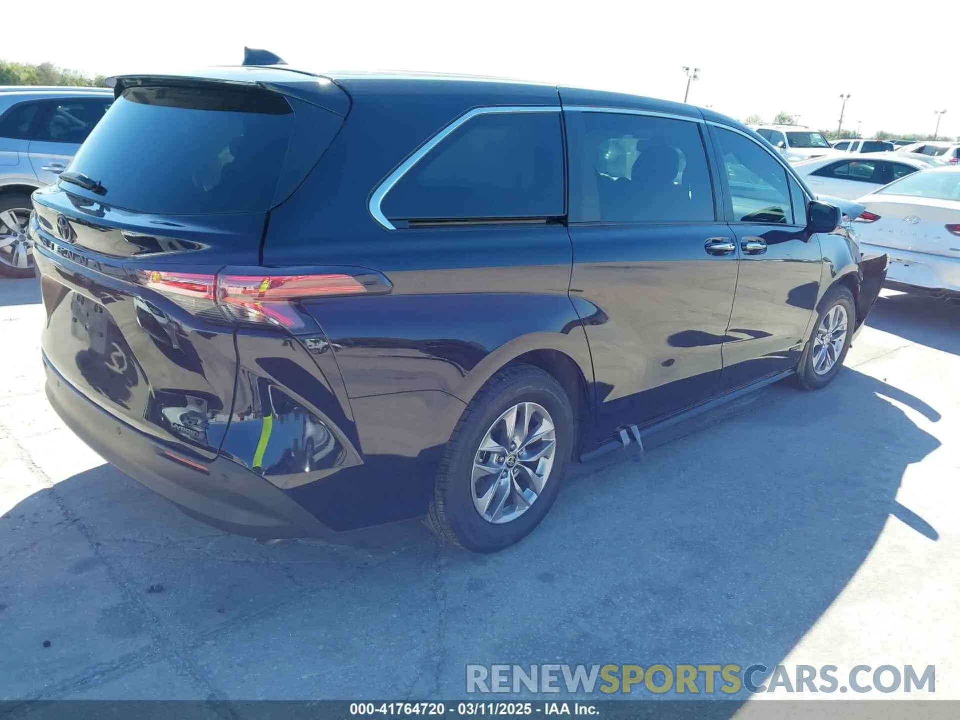 4 Photograph of a damaged car 5TDYRKEC2NS125318 TOYOTA SIENNA 2022