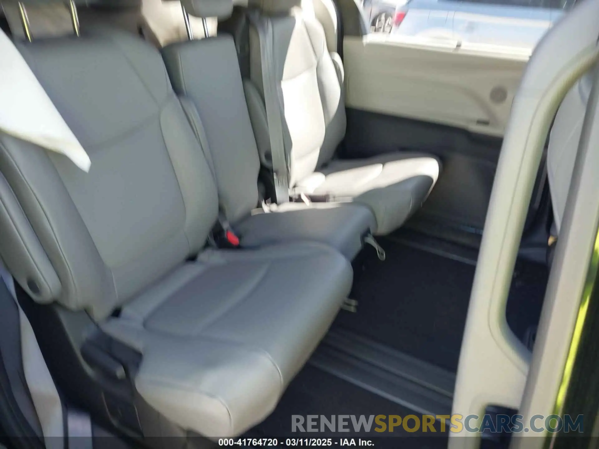 8 Photograph of a damaged car 5TDYRKEC2NS125318 TOYOTA SIENNA 2022