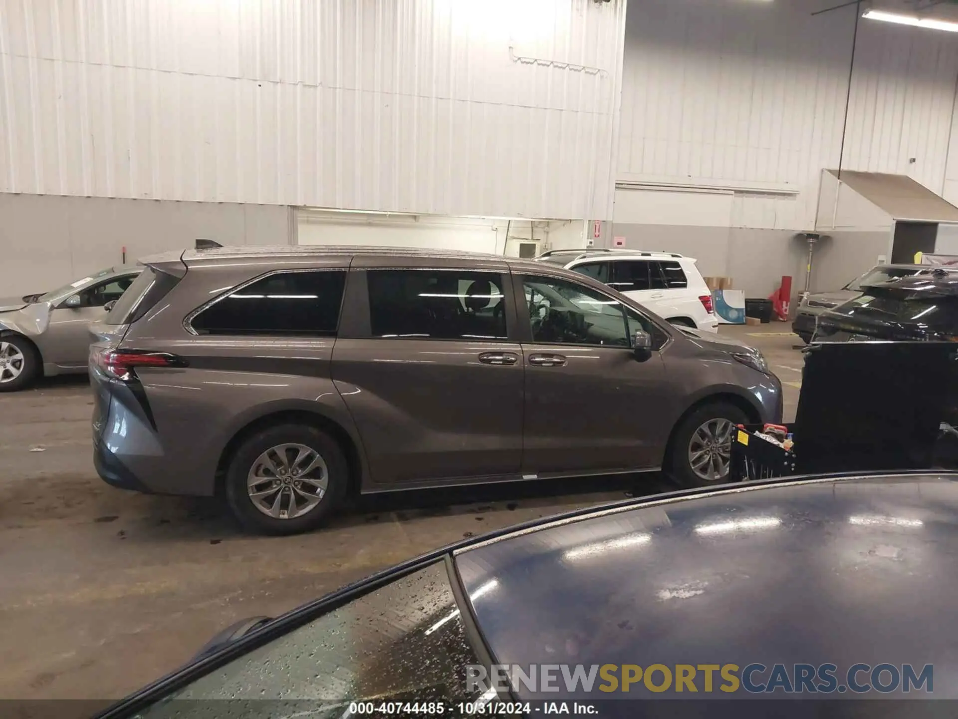 12 Photograph of a damaged car 5TDYRKEC3NS091549 TOYOTA SIENNA 2022
