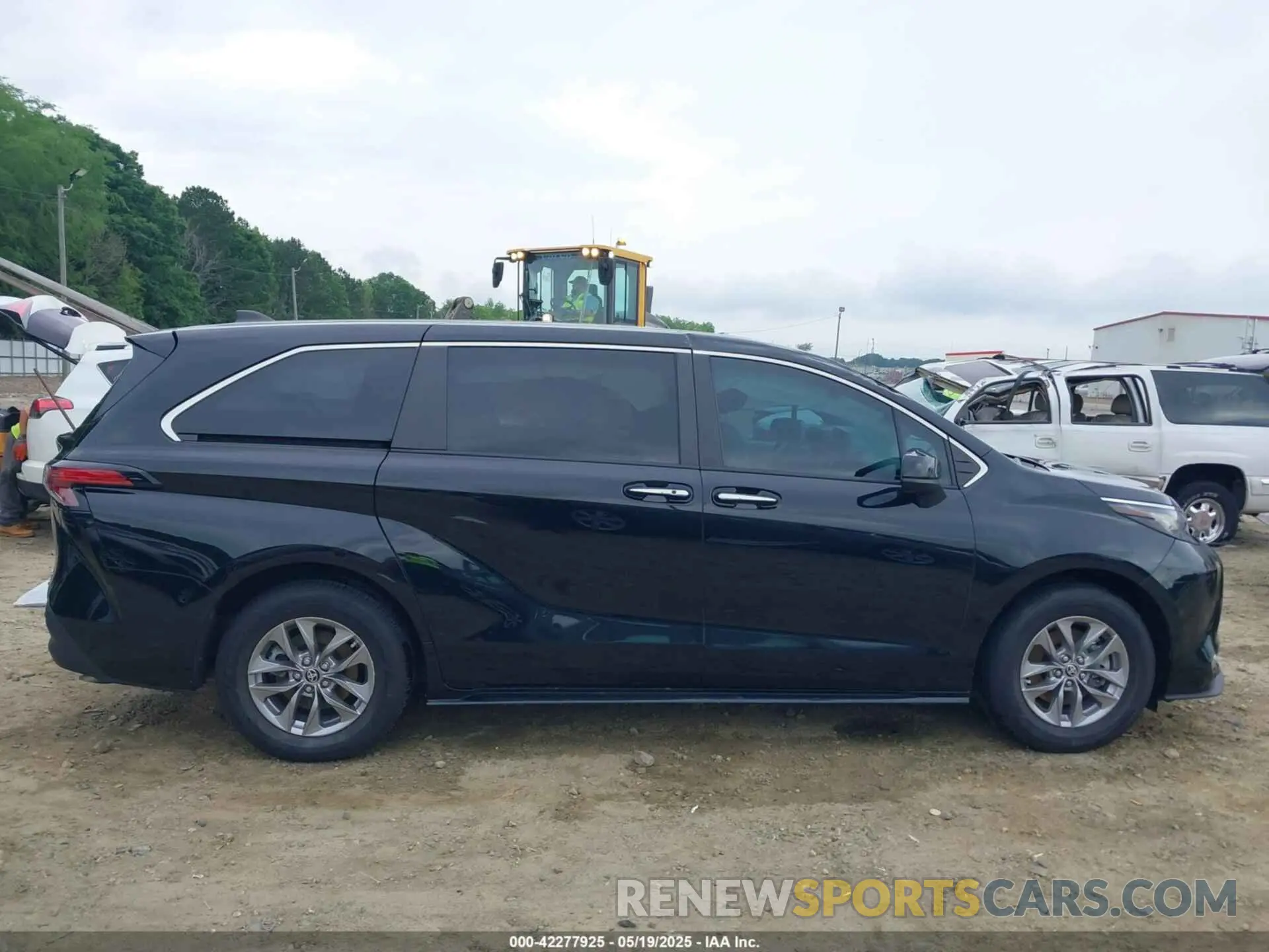 13 Photograph of a damaged car 5TDYRKEC3NS126025 TOYOTA SIENNA 2022