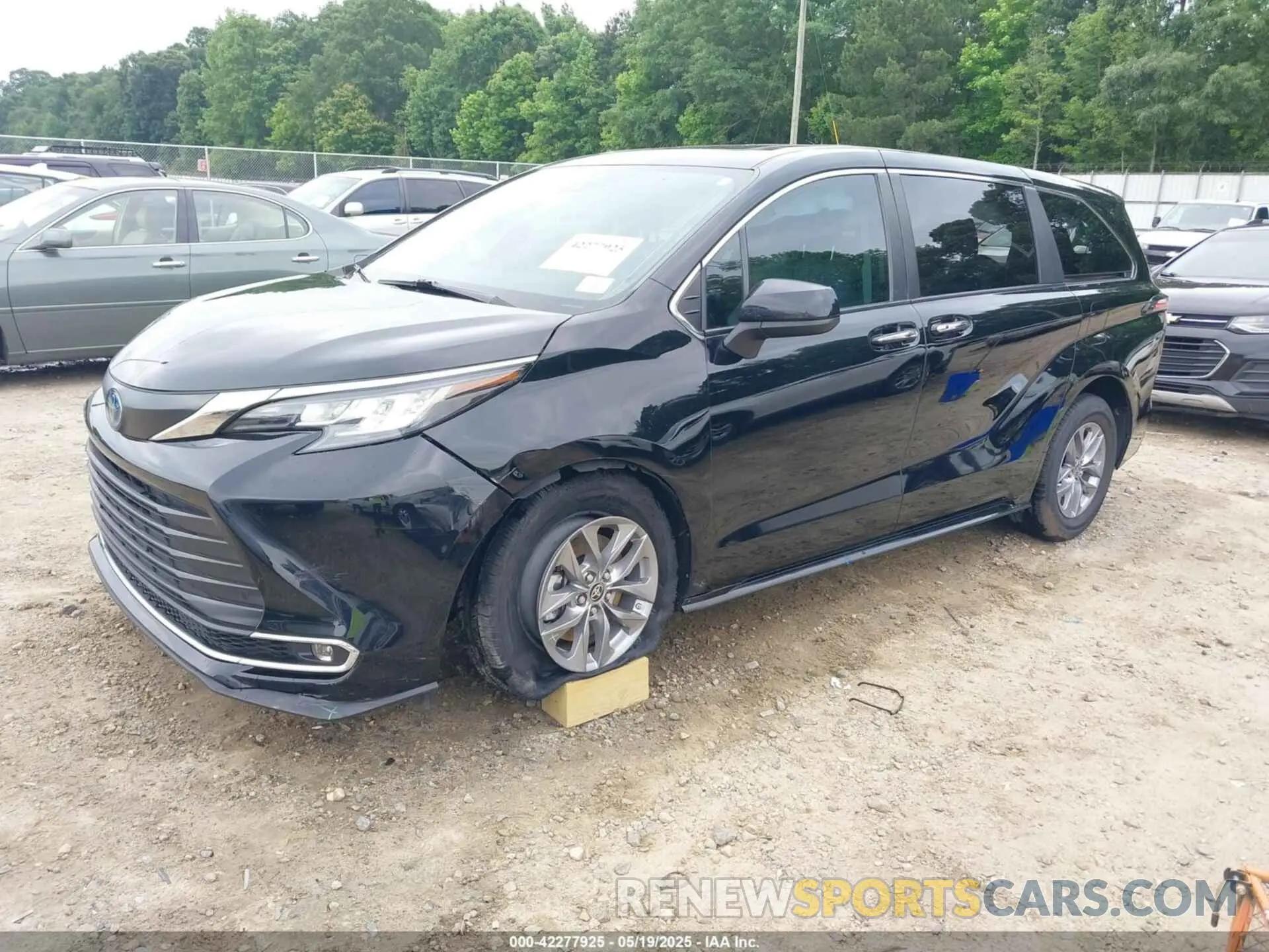 2 Photograph of a damaged car 5TDYRKEC3NS126025 TOYOTA SIENNA 2022