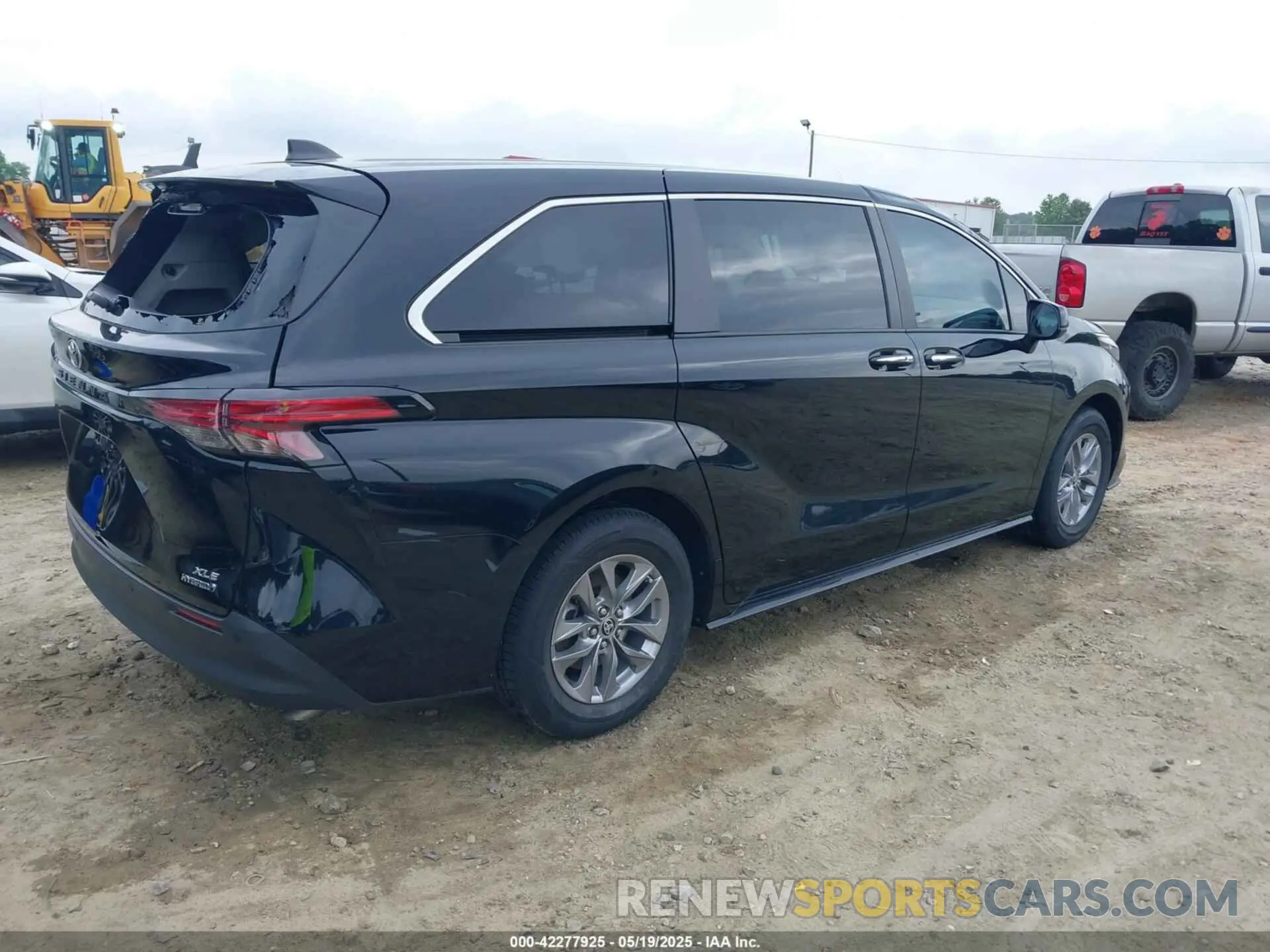 4 Photograph of a damaged car 5TDYRKEC3NS126025 TOYOTA SIENNA 2022