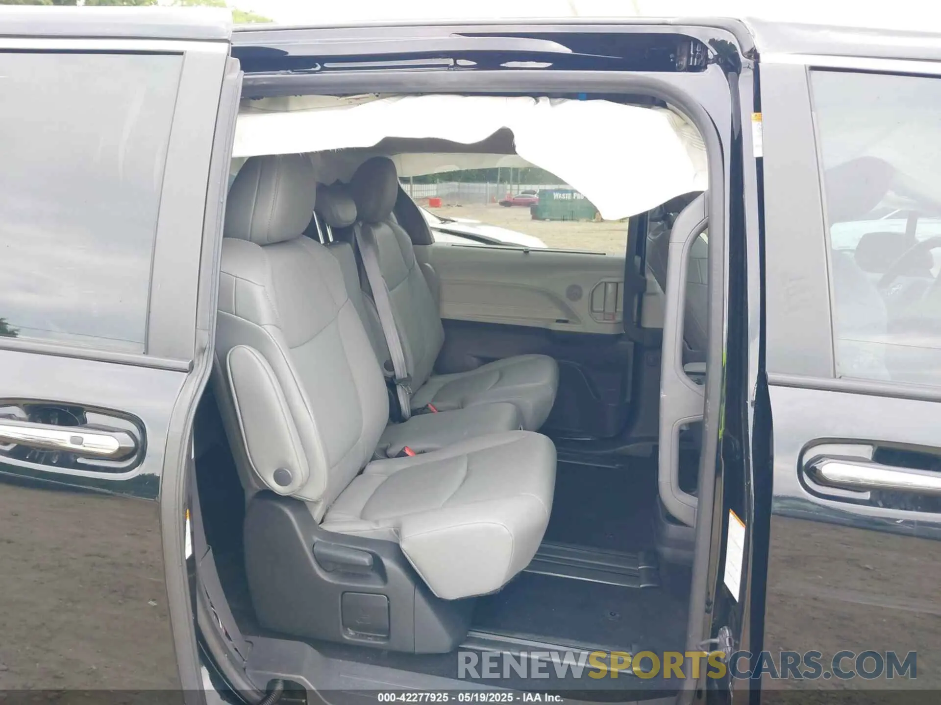 8 Photograph of a damaged car 5TDYRKEC3NS126025 TOYOTA SIENNA 2022
