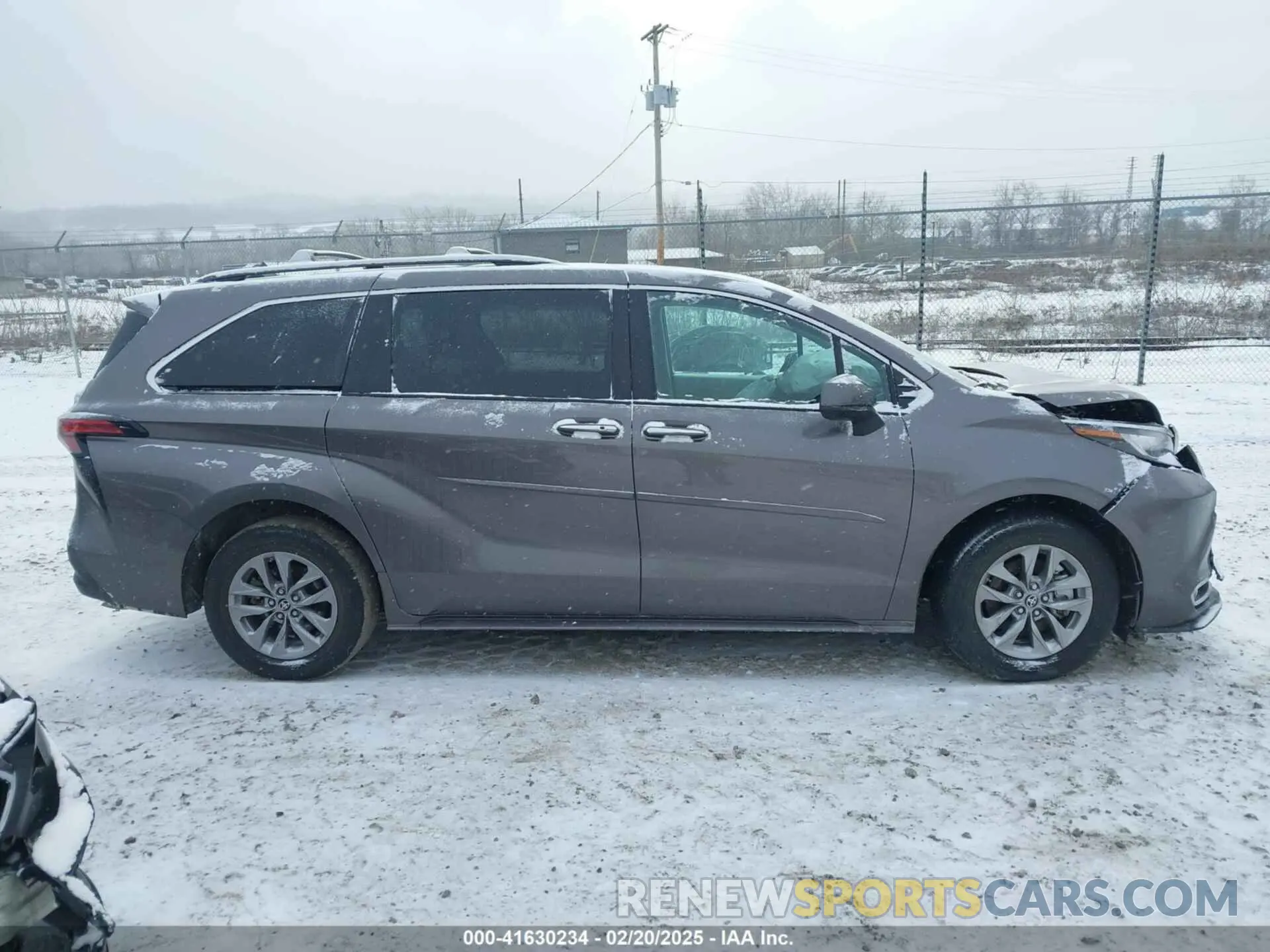 13 Photograph of a damaged car 5TDYRKEC4NS120170 TOYOTA SIENNA 2022