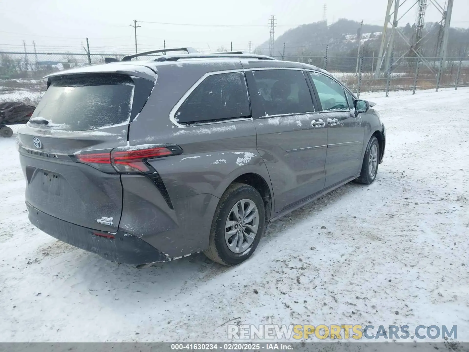 4 Photograph of a damaged car 5TDYRKEC4NS120170 TOYOTA SIENNA 2022