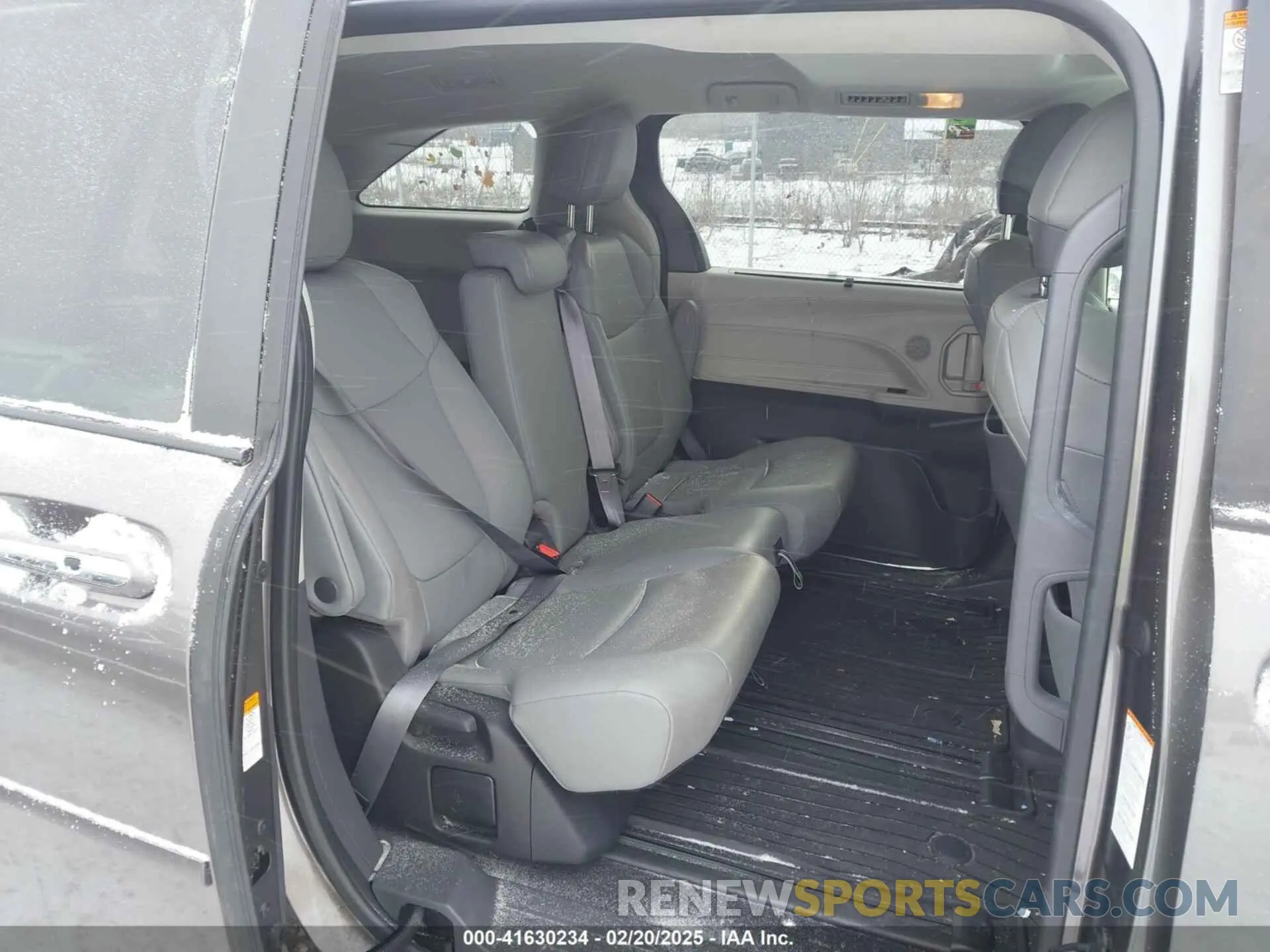 8 Photograph of a damaged car 5TDYRKEC4NS120170 TOYOTA SIENNA 2022