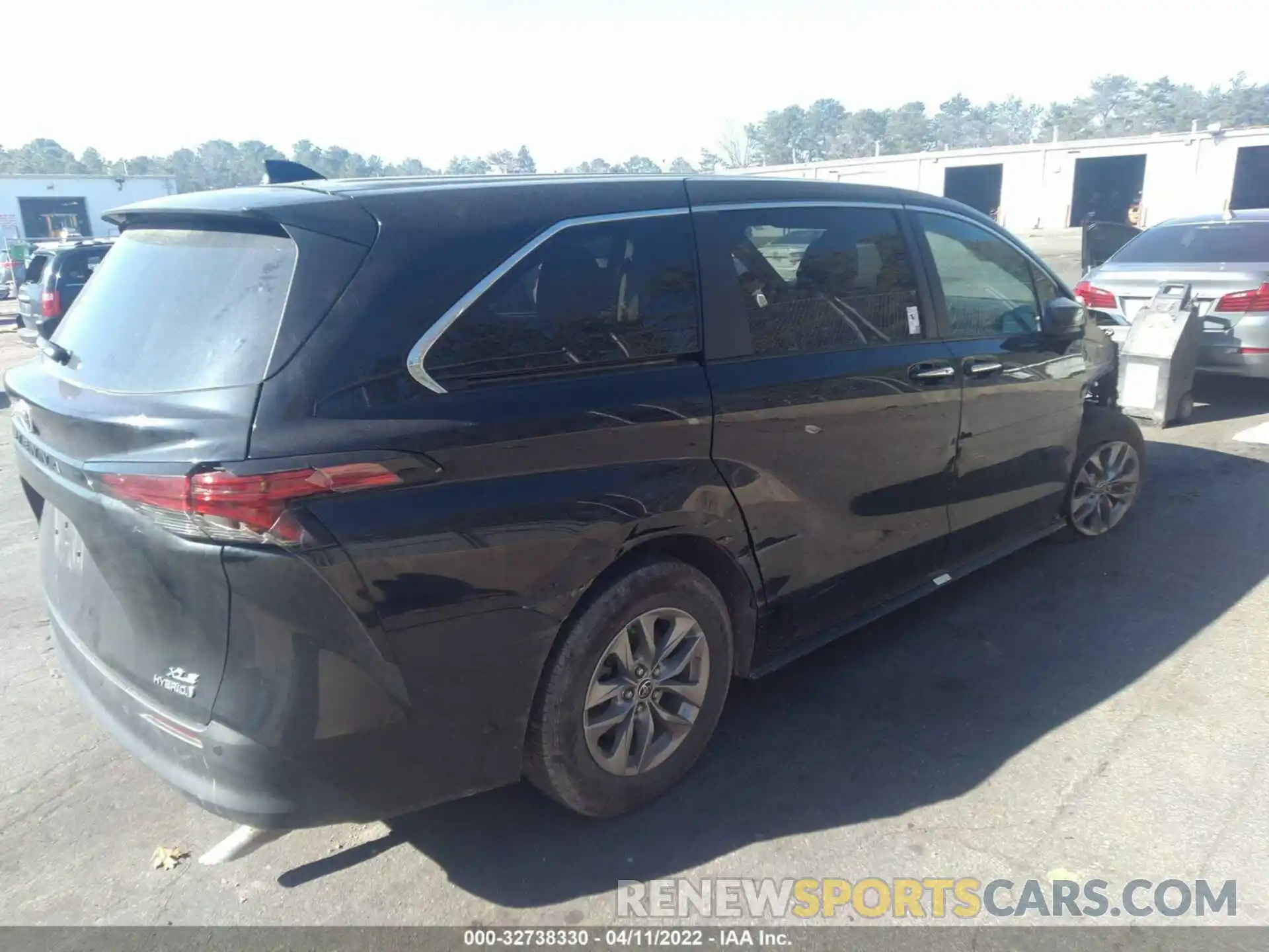 4 Photograph of a damaged car 5TDYRKEC5NS085042 TOYOTA SIENNA 2022