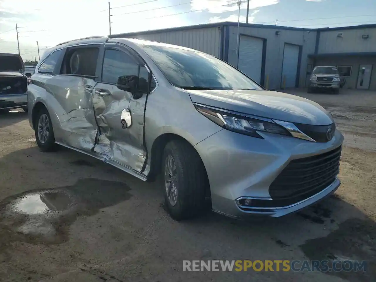 4 Photograph of a damaged car 5TDYRKEC6NS135107 TOYOTA SIENNA 2022