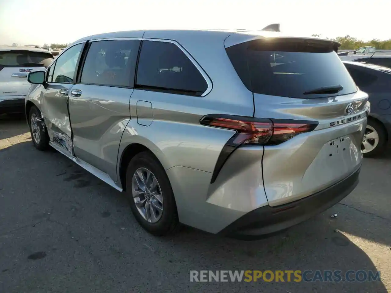 2 Photograph of a damaged car 5TDYRKEC8NS115473 TOYOTA SIENNA 2022