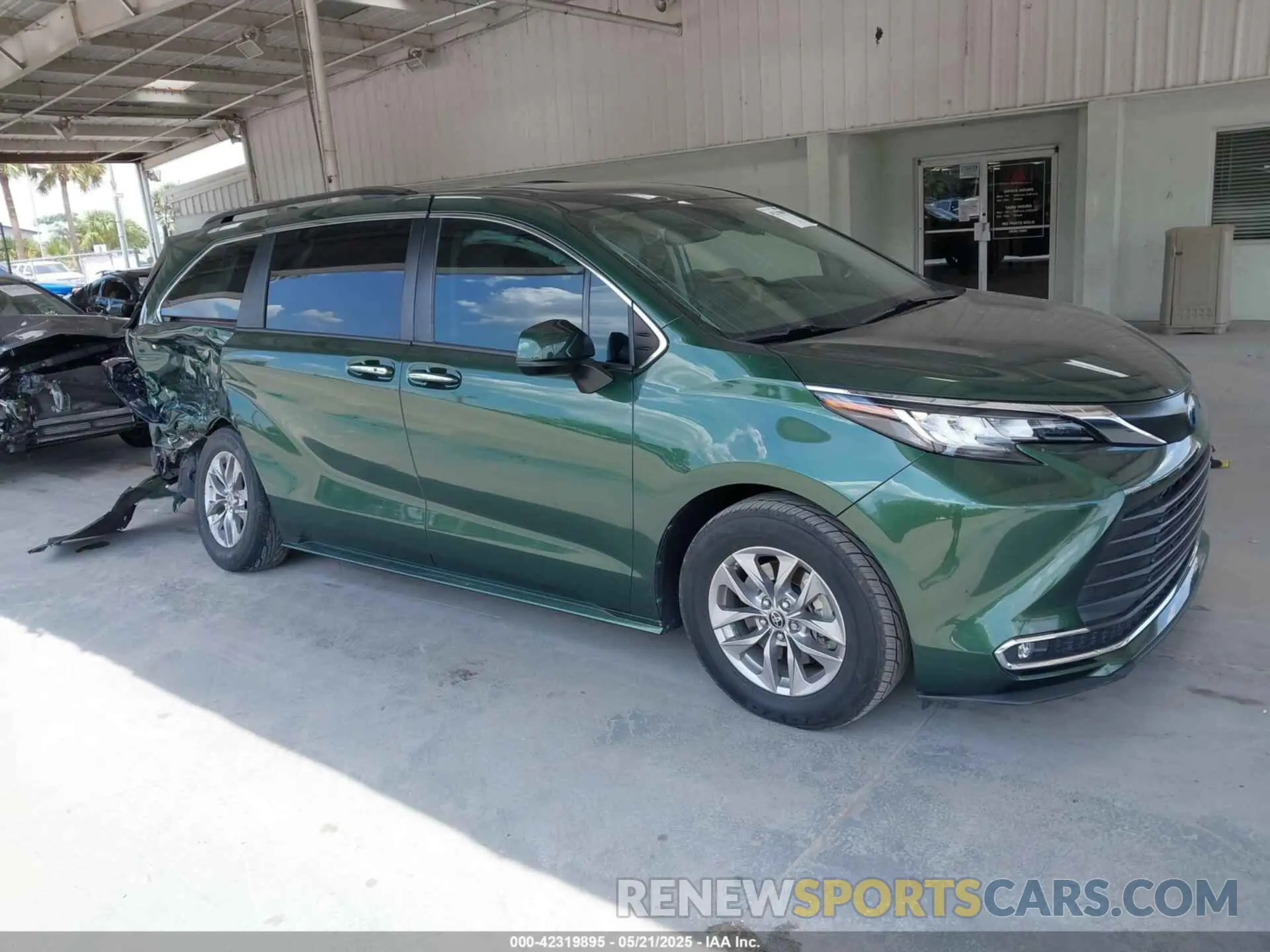 1 Photograph of a damaged car 5TDYRKEC9NS102196 TOYOTA SIENNA 2022