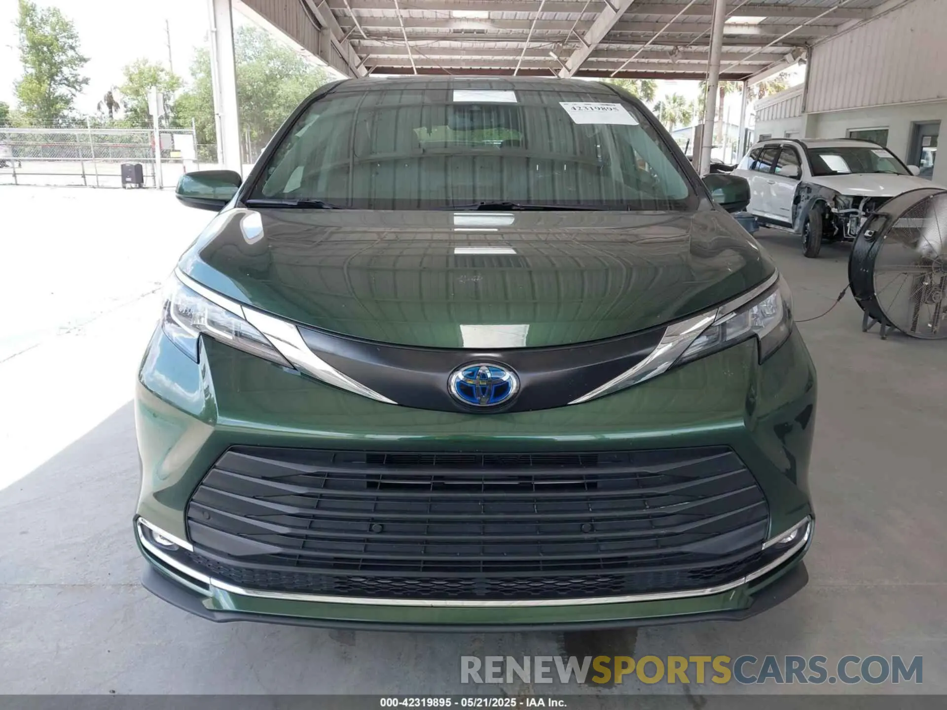 12 Photograph of a damaged car 5TDYRKEC9NS102196 TOYOTA SIENNA 2022