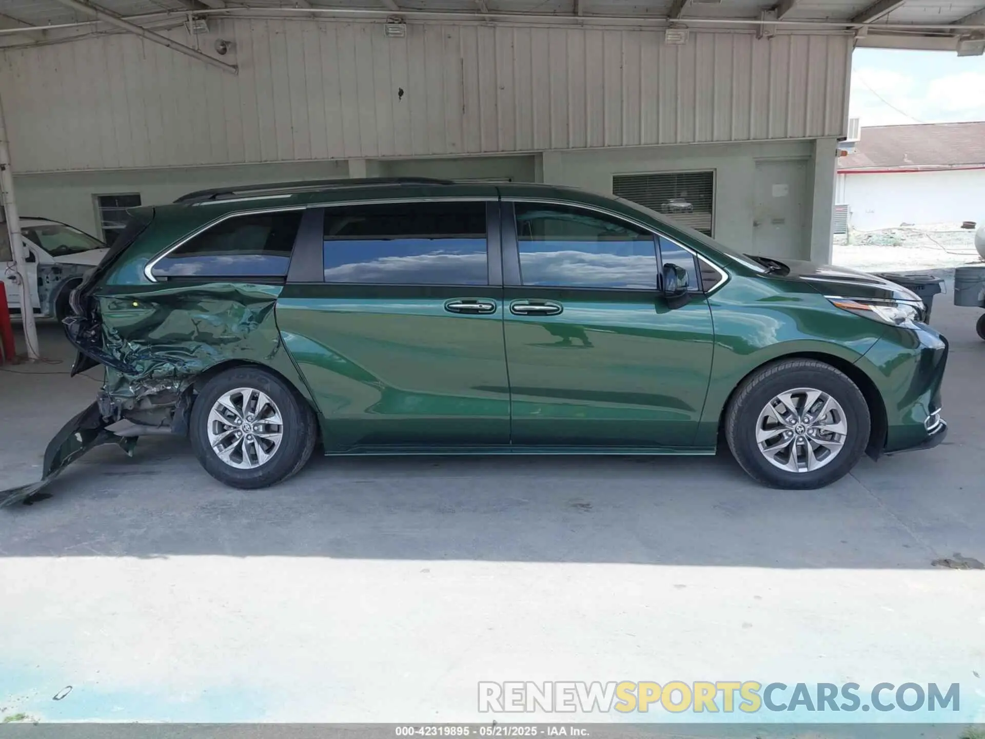 13 Photograph of a damaged car 5TDYRKEC9NS102196 TOYOTA SIENNA 2022