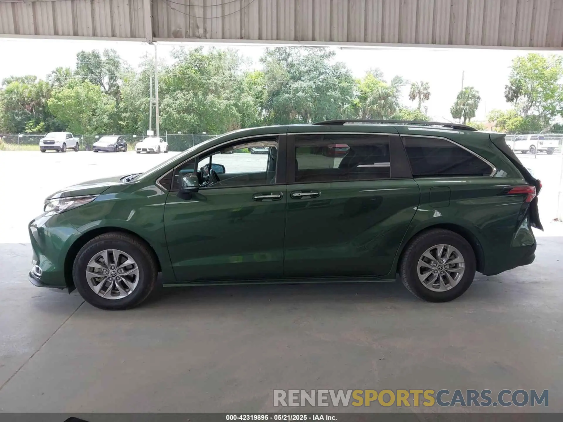14 Photograph of a damaged car 5TDYRKEC9NS102196 TOYOTA SIENNA 2022