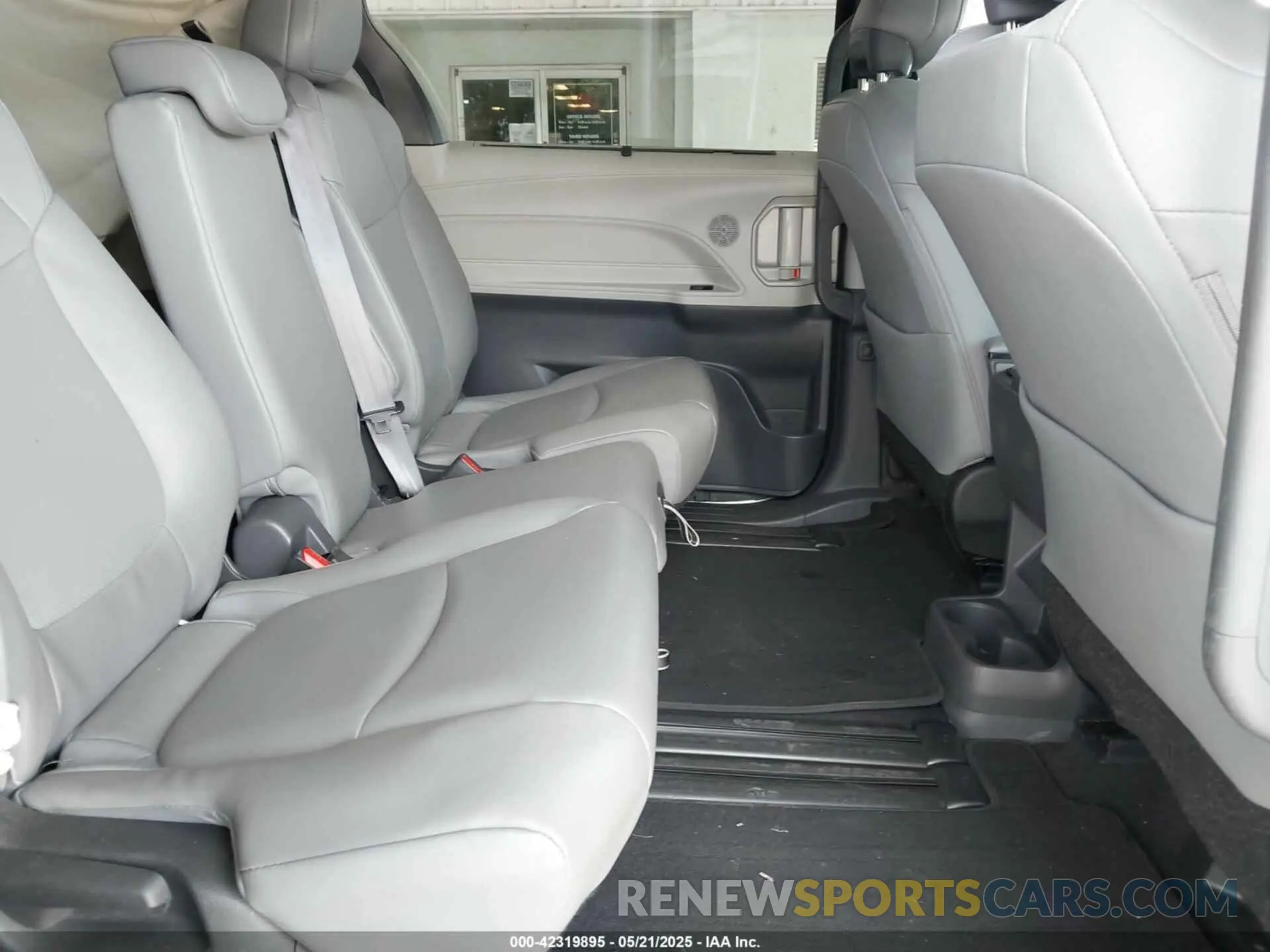 8 Photograph of a damaged car 5TDYRKEC9NS102196 TOYOTA SIENNA 2022
