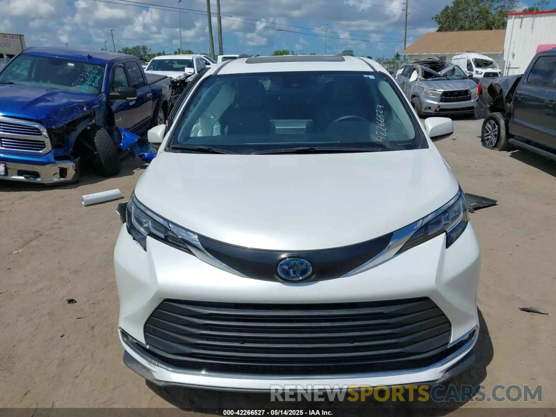 12 Photograph of a damaged car 5TDYRKECXNS074912 TOYOTA SIENNA 2022