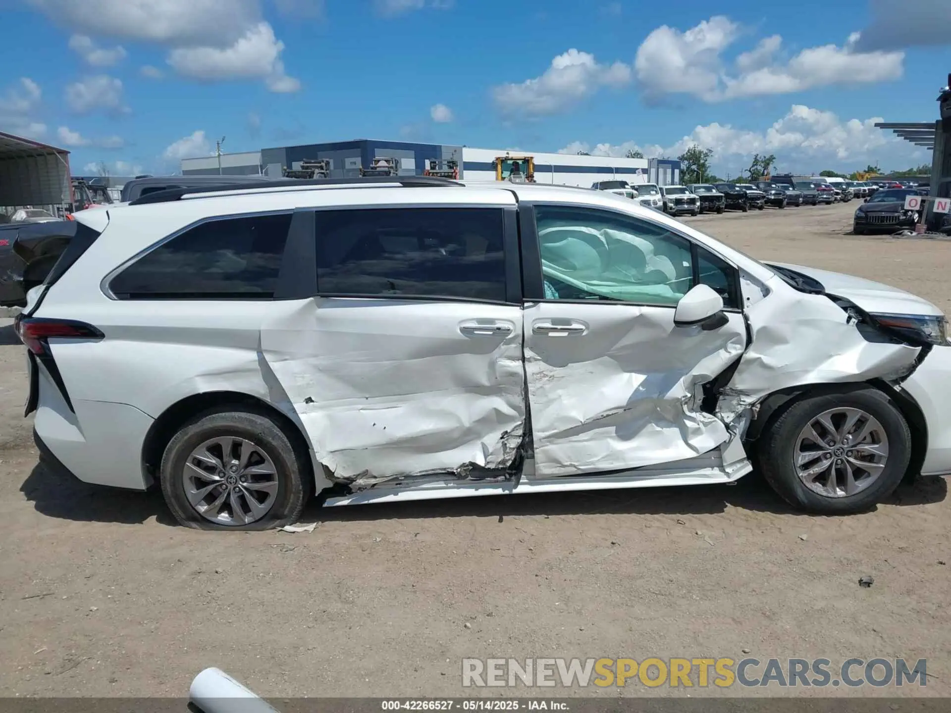 13 Photograph of a damaged car 5TDYRKECXNS074912 TOYOTA SIENNA 2022