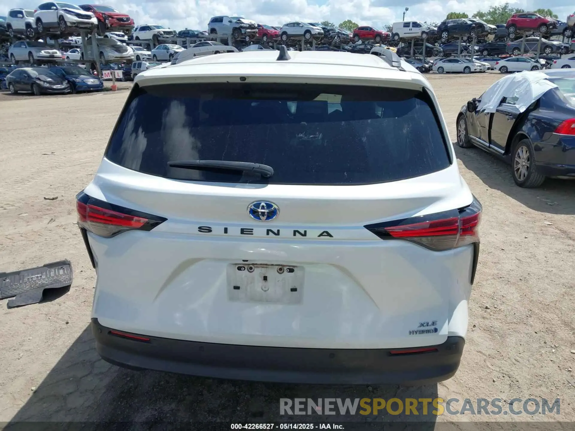16 Photograph of a damaged car 5TDYRKECXNS074912 TOYOTA SIENNA 2022