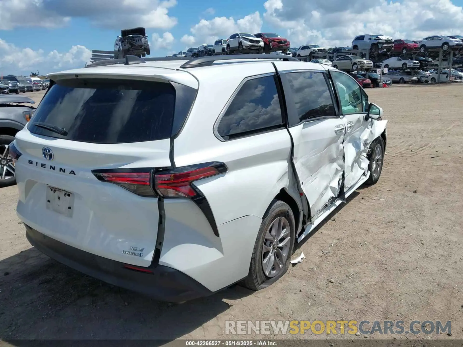 4 Photograph of a damaged car 5TDYRKECXNS074912 TOYOTA SIENNA 2022