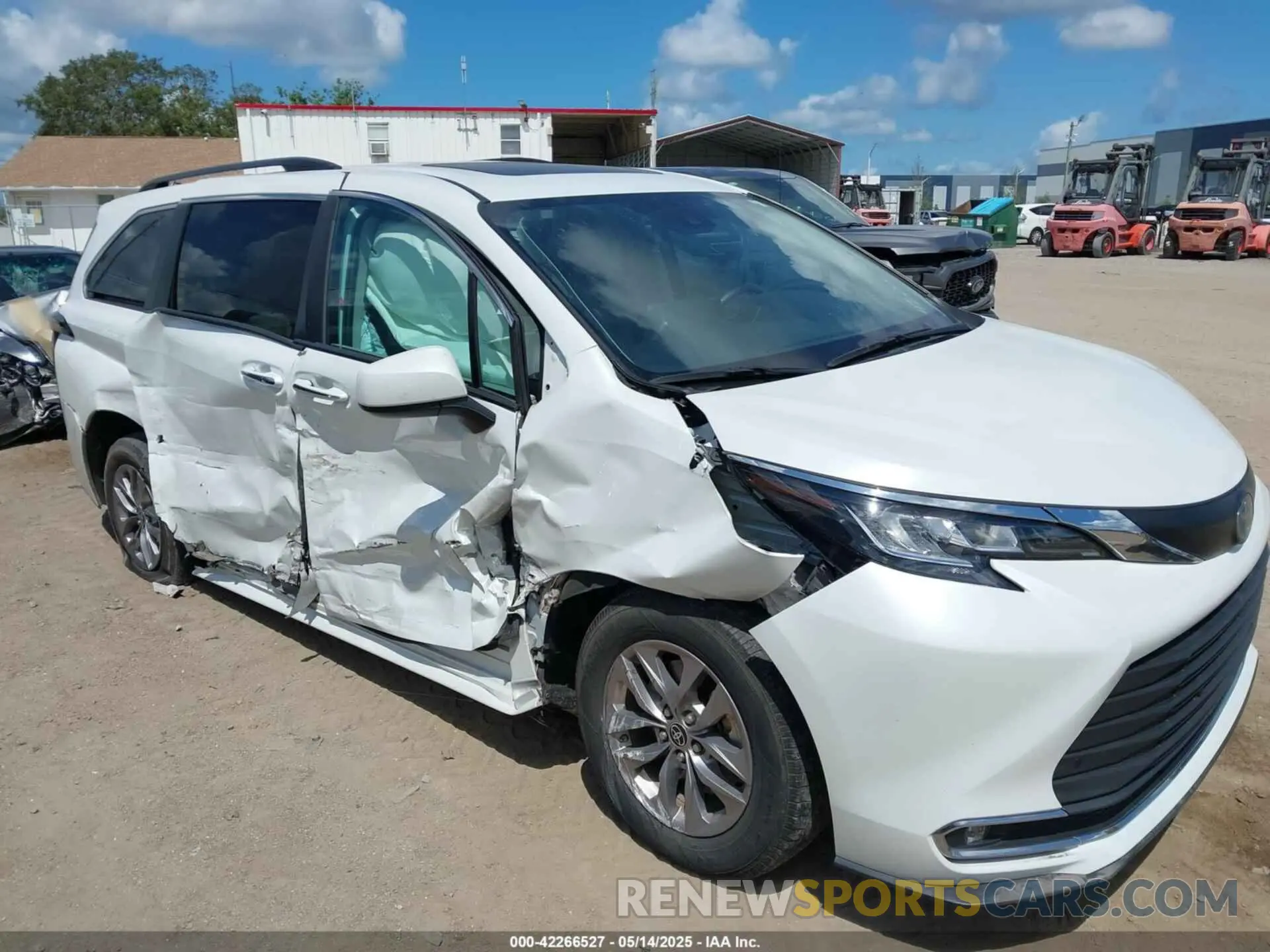 6 Photograph of a damaged car 5TDYRKECXNS074912 TOYOTA SIENNA 2022