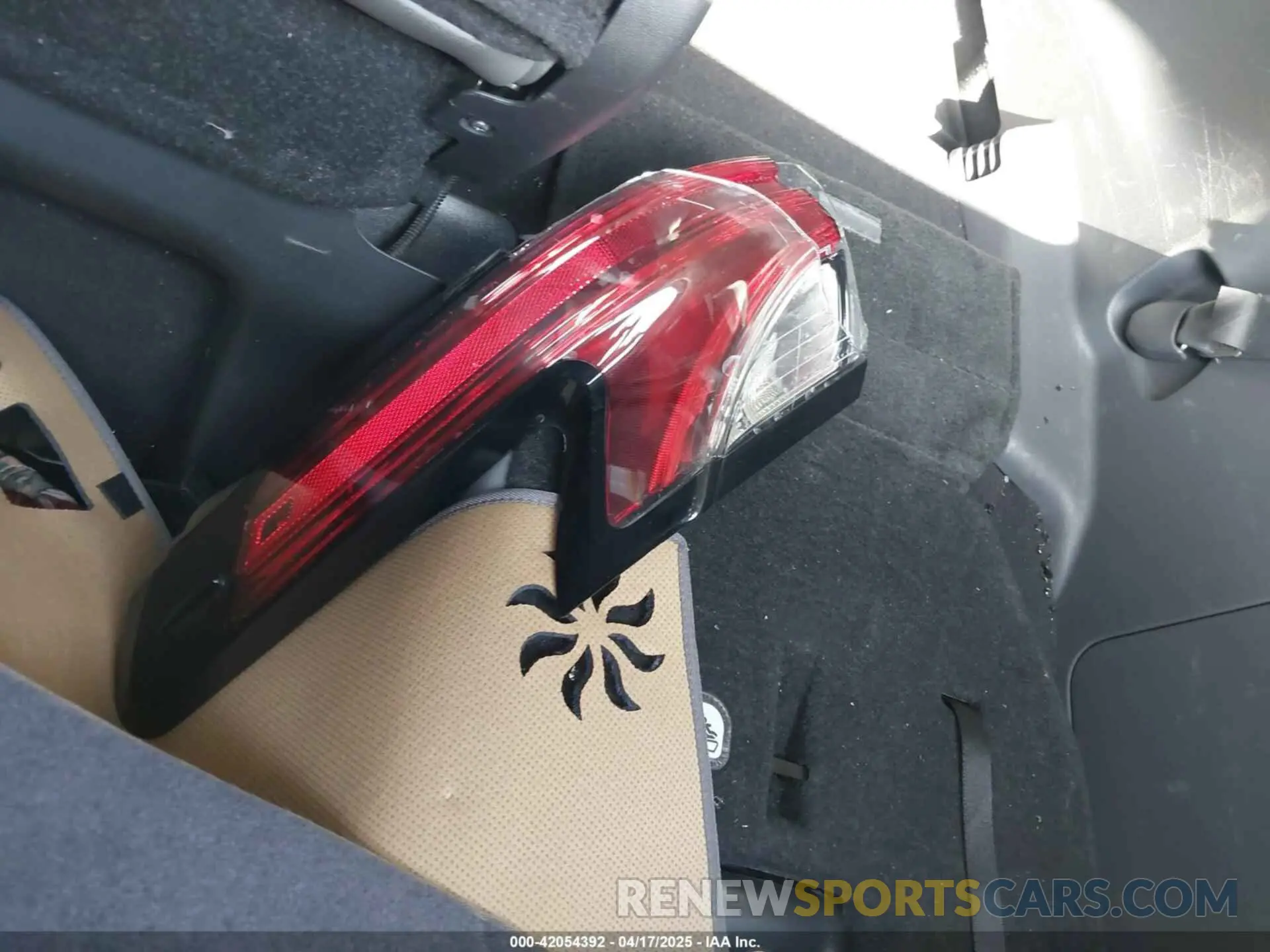 12 Photograph of a damaged car 5TDYRKECXNS076093 TOYOTA SIENNA 2022