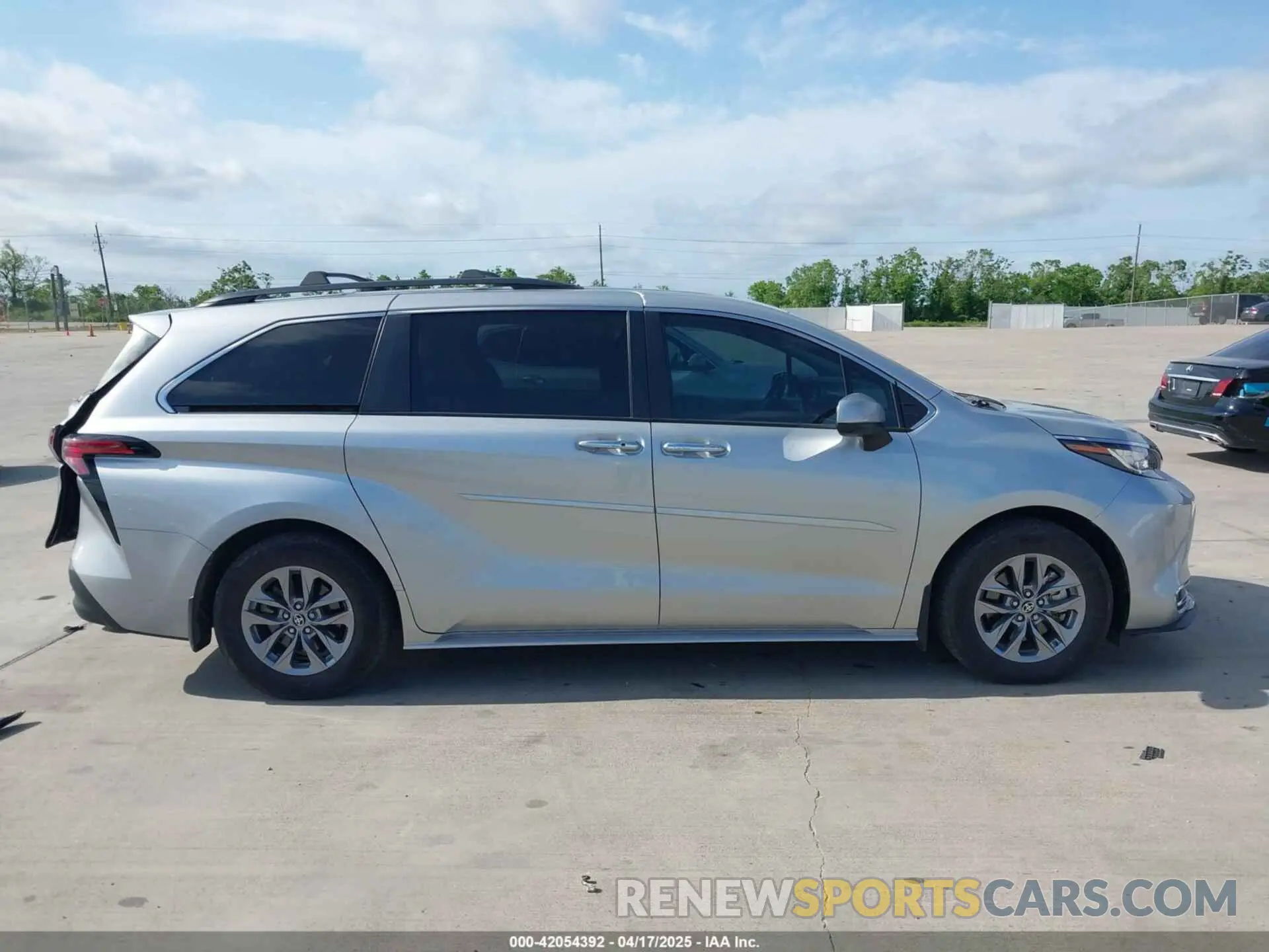 14 Photograph of a damaged car 5TDYRKECXNS076093 TOYOTA SIENNA 2022