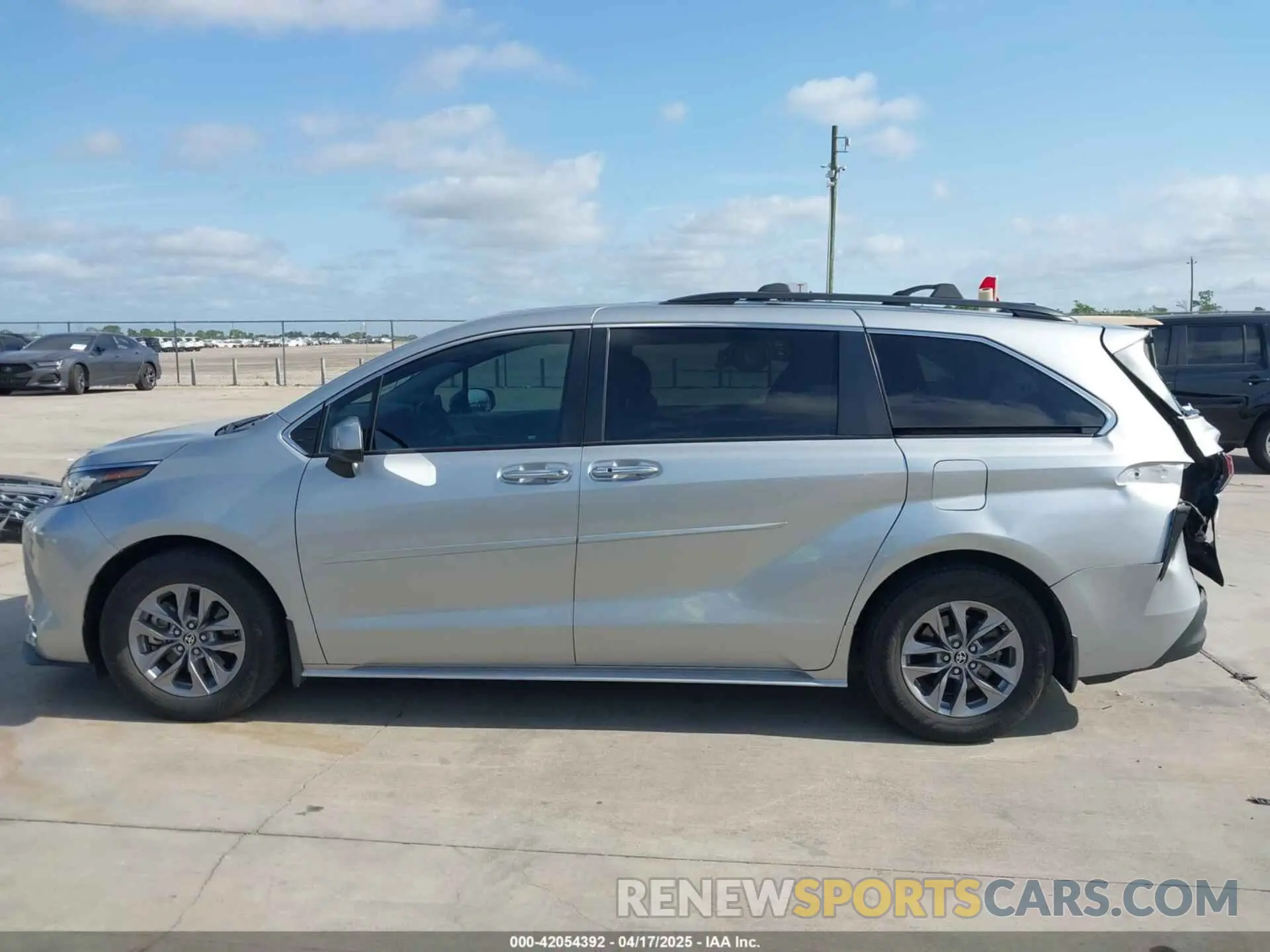 15 Photograph of a damaged car 5TDYRKECXNS076093 TOYOTA SIENNA 2022