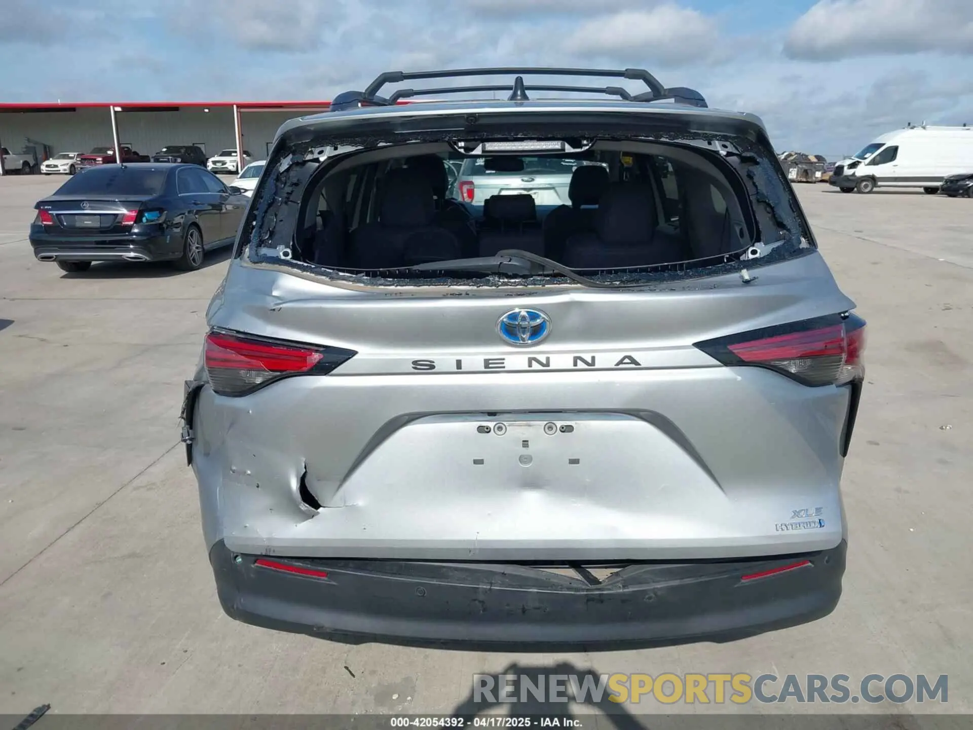 17 Photograph of a damaged car 5TDYRKECXNS076093 TOYOTA SIENNA 2022