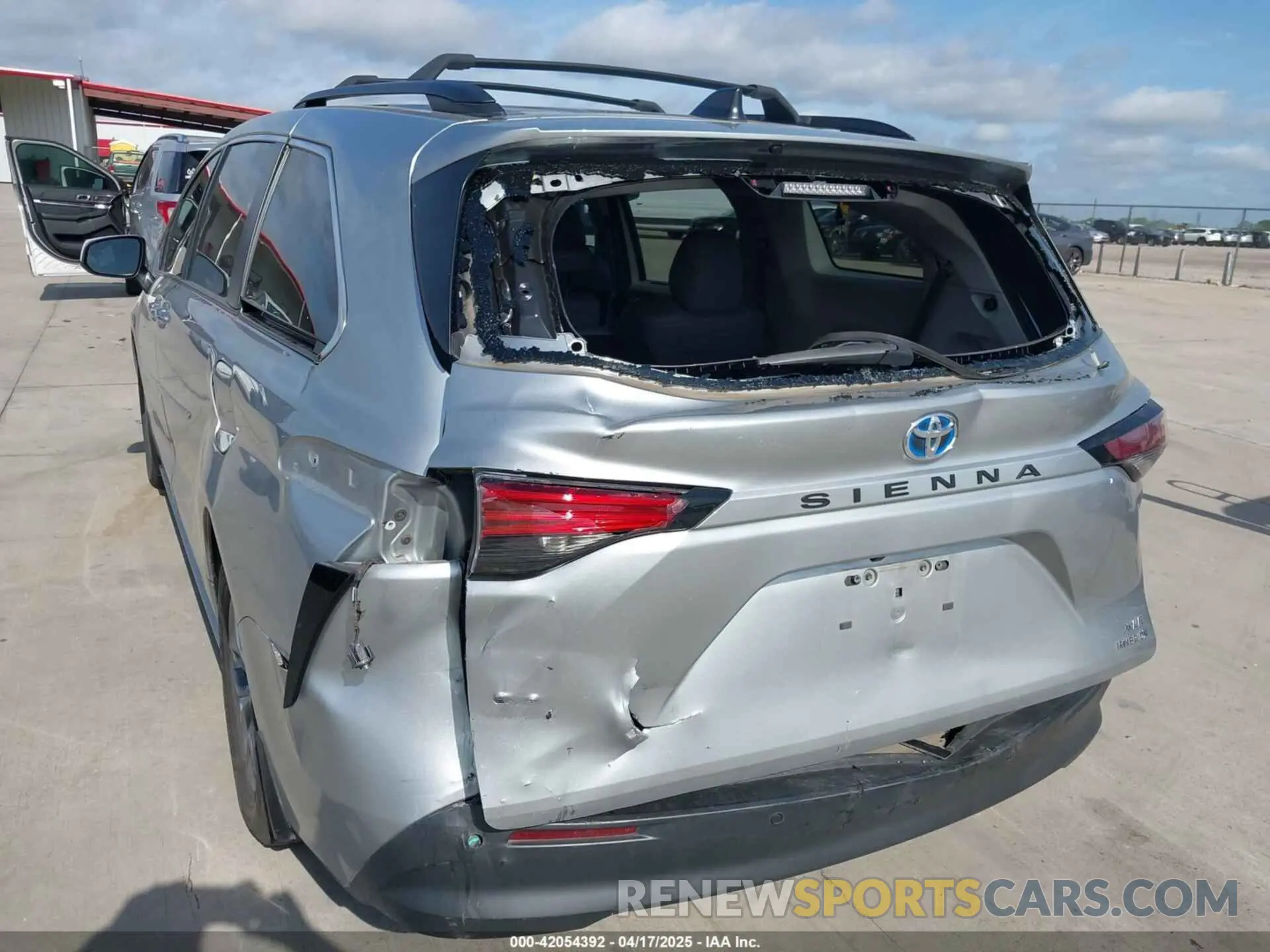 6 Photograph of a damaged car 5TDYRKECXNS076093 TOYOTA SIENNA 2022