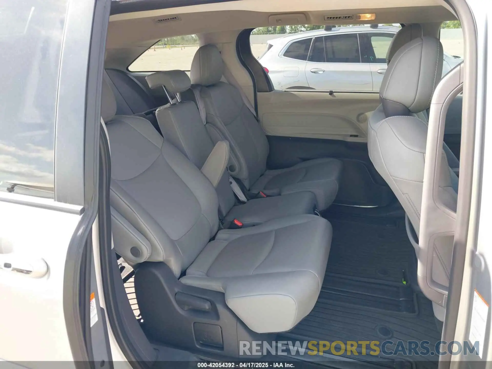 8 Photograph of a damaged car 5TDYRKECXNS076093 TOYOTA SIENNA 2022