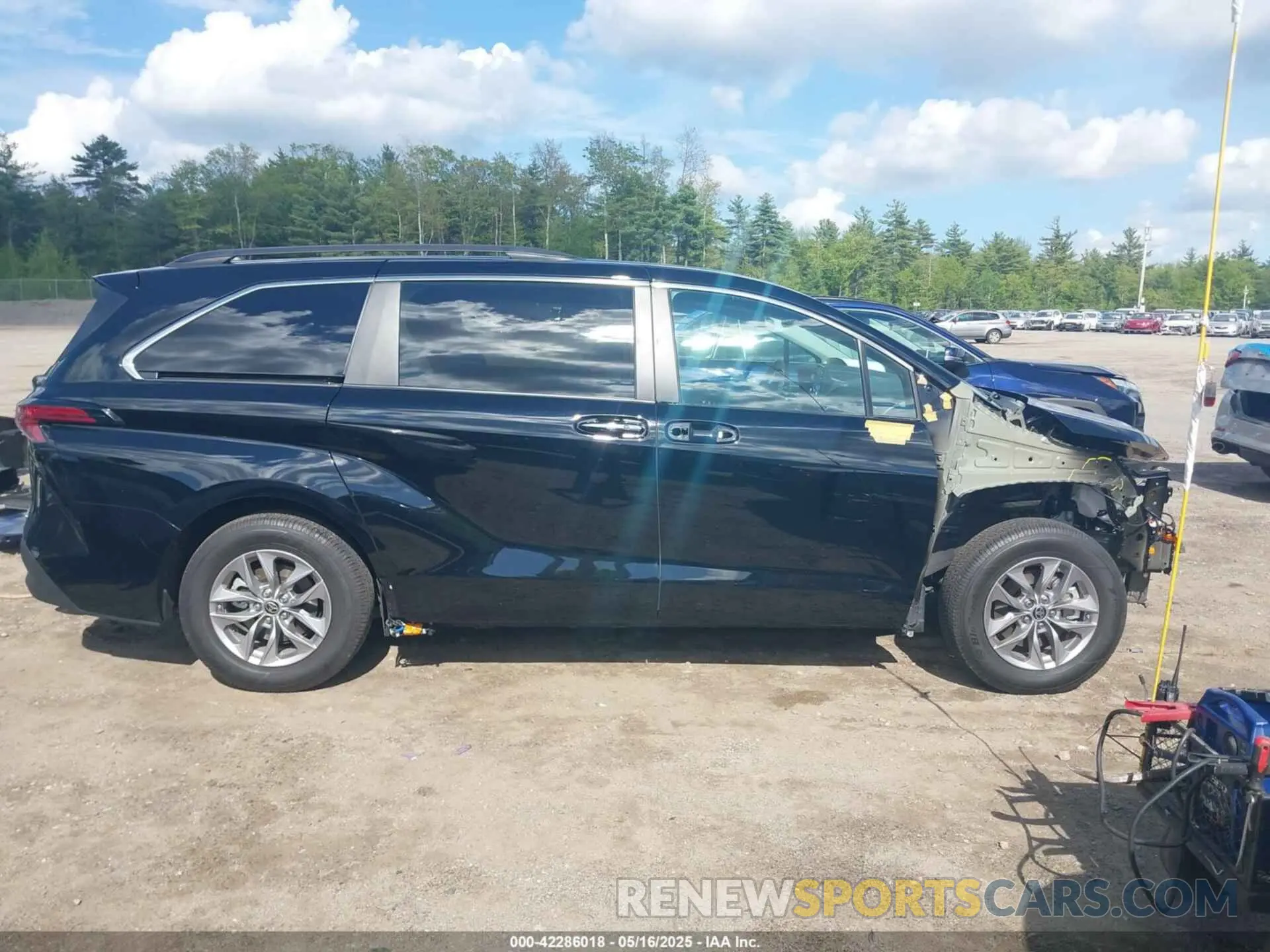 14 Photograph of a damaged car 5TDYSKFC2NS042734 TOYOTA SIENNA 2022