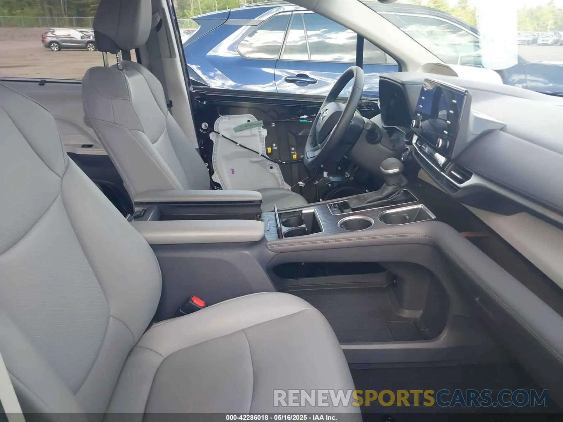 5 Photograph of a damaged car 5TDYSKFC2NS042734 TOYOTA SIENNA 2022