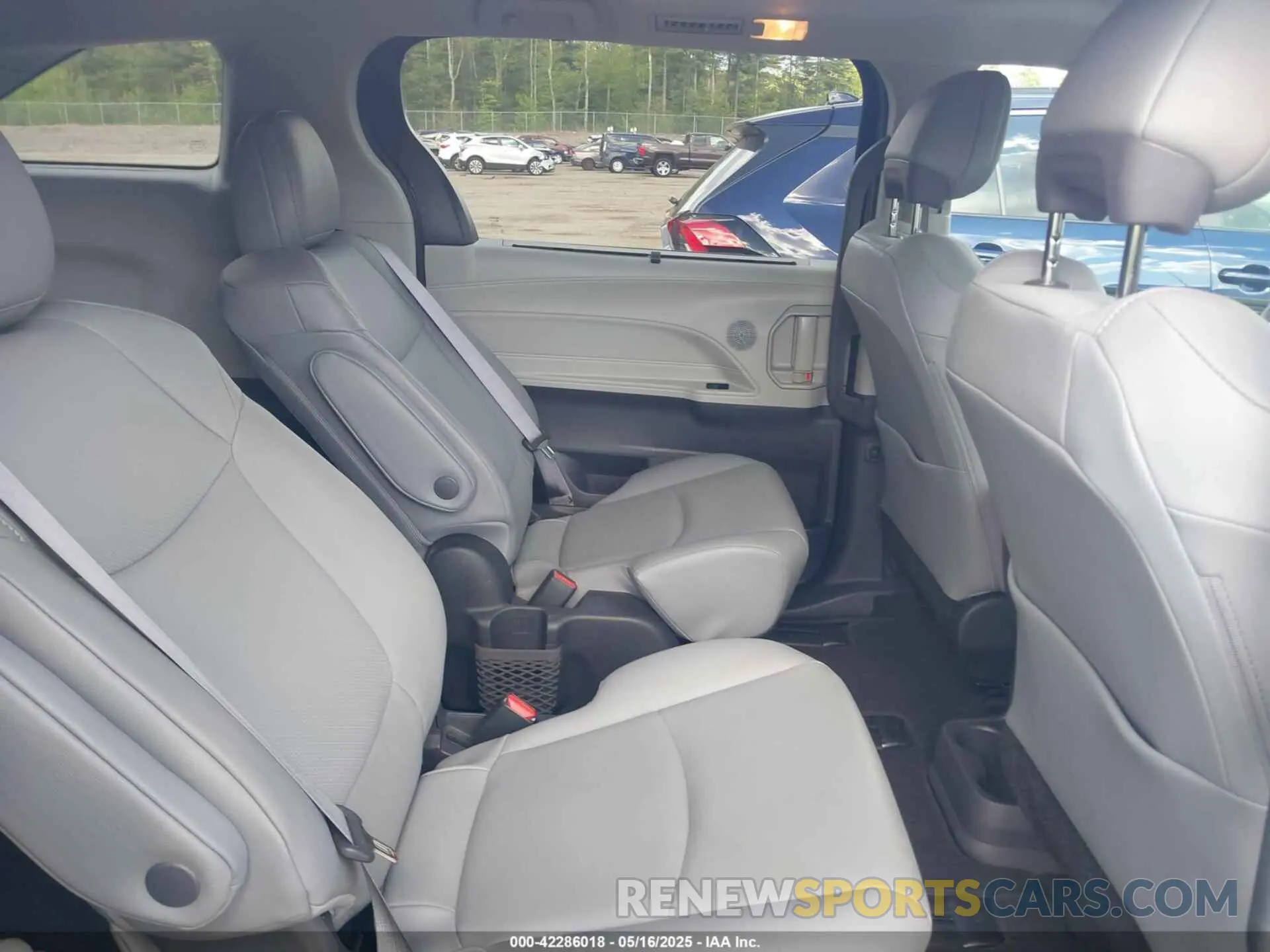 8 Photograph of a damaged car 5TDYSKFC2NS042734 TOYOTA SIENNA 2022