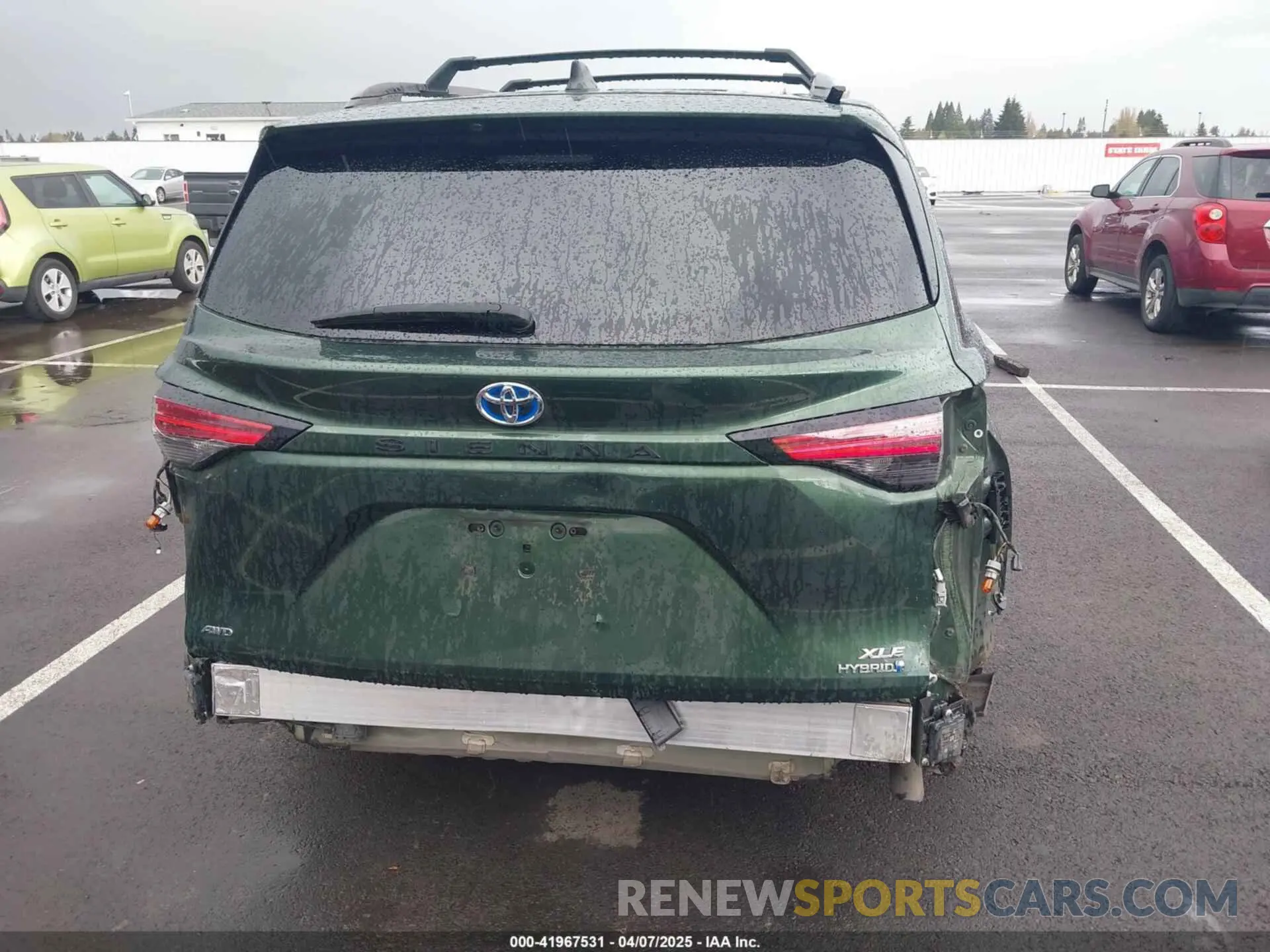 17 Photograph of a damaged car 5TDYSKFC5NS070429 TOYOTA SIENNA 2022