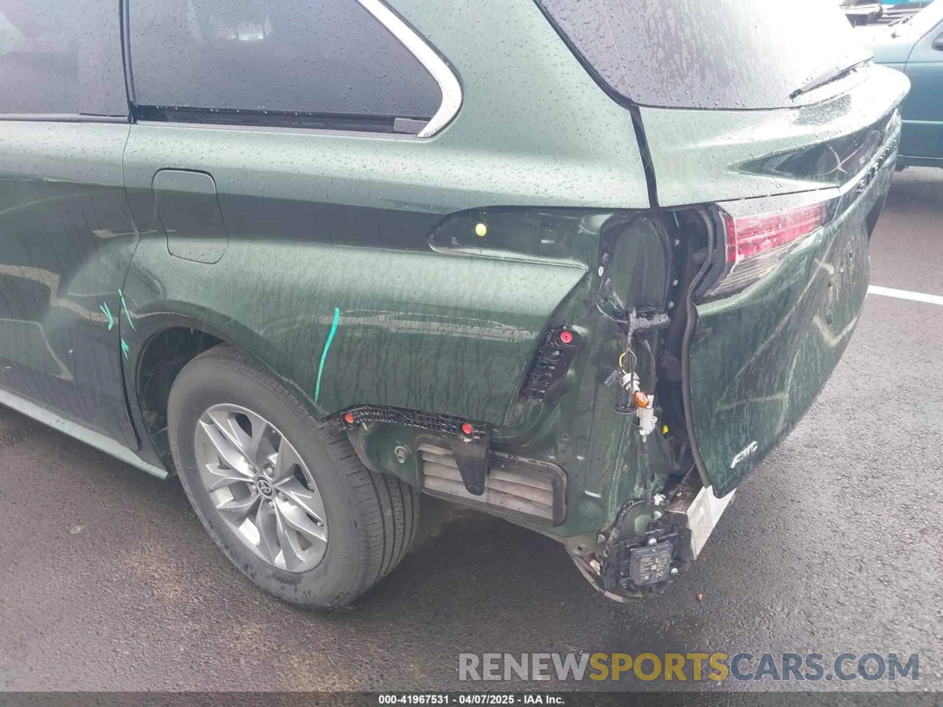 19 Photograph of a damaged car 5TDYSKFC5NS070429 TOYOTA SIENNA 2022