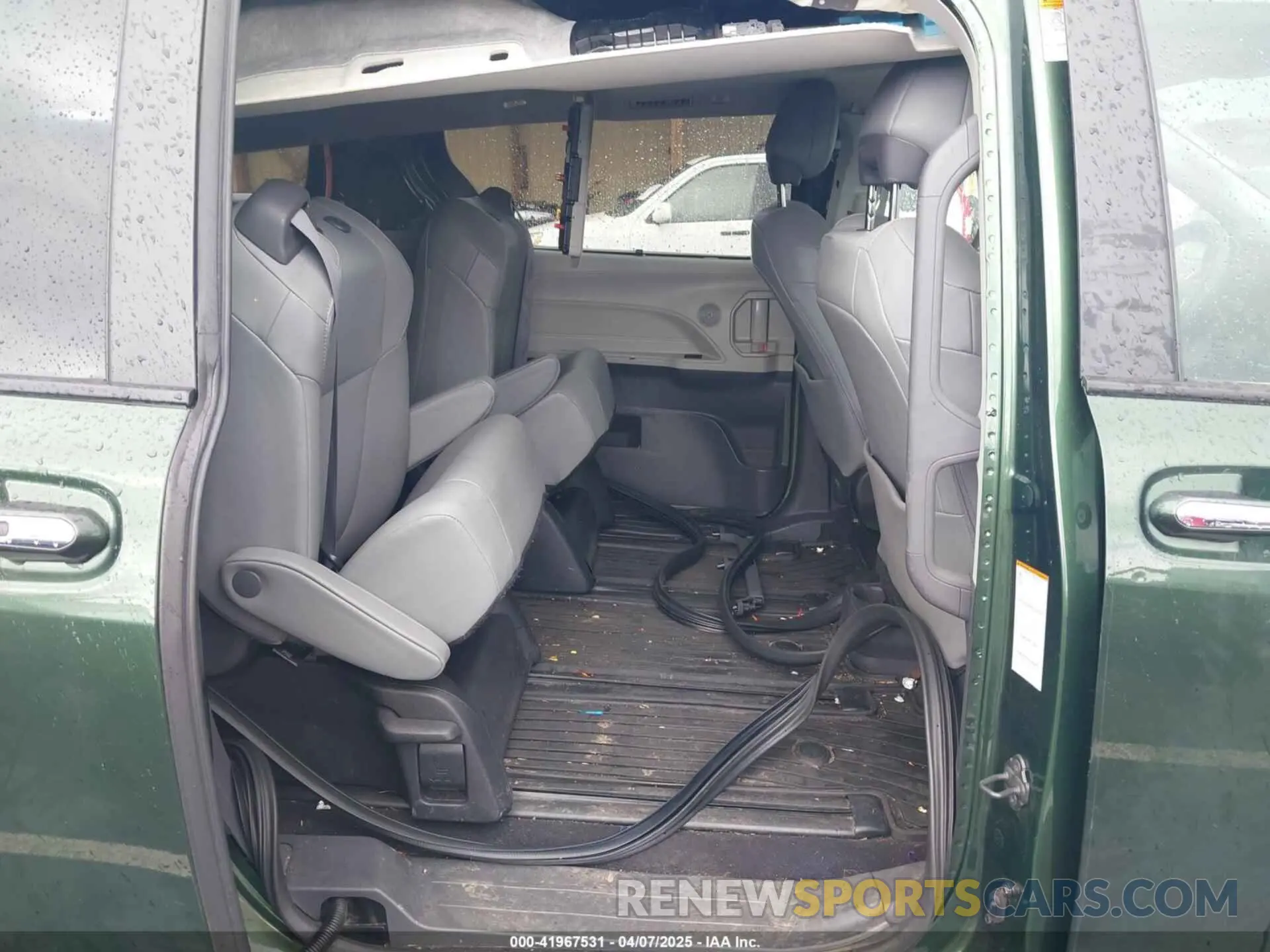 8 Photograph of a damaged car 5TDYSKFC5NS070429 TOYOTA SIENNA 2022